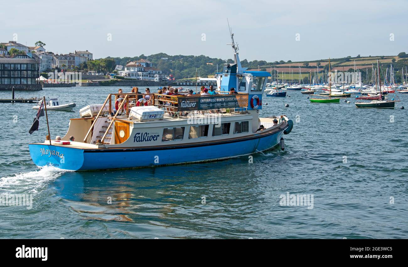 Falmouth, Cornwall, England, Großbritannien. 2021. Passagiere auf einem Vergnügungsschiff vor der Küste Cornichs, die den Hafen von Falmouth, Cornwall, Großbritannien, verlassen Stockfoto