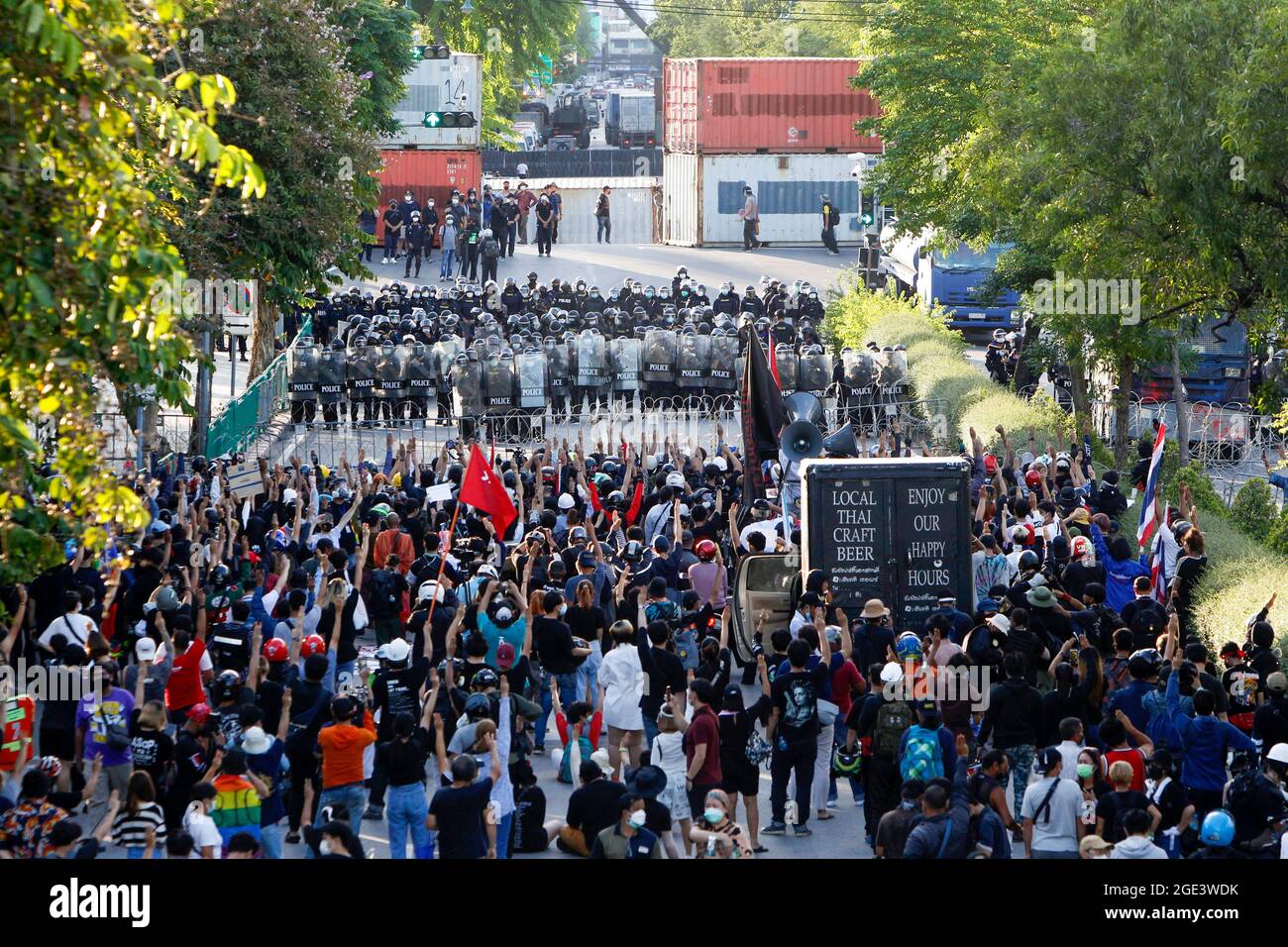 Bangkok, Thailand. August 2021. Während der Demonstration versammeln sich Demonstranten auf den Straßen vor Bereitschaftspolizisten. Die Polizei in Bangkok feuerte Tränengas auf prodemokratische Demonstranten, die den thailändischen Premierminister Prayut Chan-o-cha zum Abtritt forderten und die Regierung für ihr grobes Missmanagement der Covid-19-Pandemie zur Verantwortung ziehen sollten. Kredit: SOPA Images Limited/Alamy Live Nachrichten Stockfoto