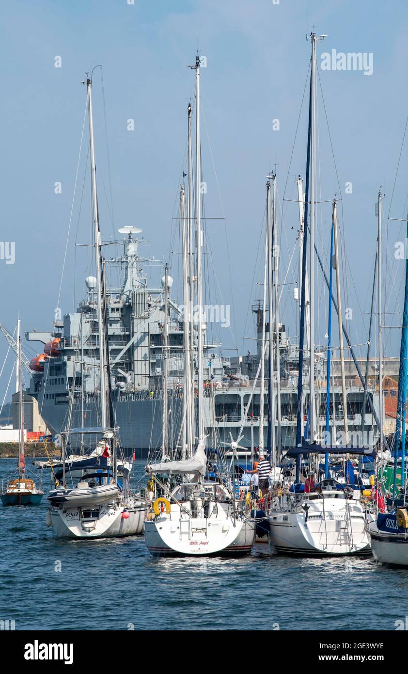 Falmouth, Cornwall, England, Großbritannien. 2021. Falmouth Harbour ein großer Hafen in Cornwall, der von Marineschiffen, Freizeitbooten und Fähren genutzt wird. Stockfoto
