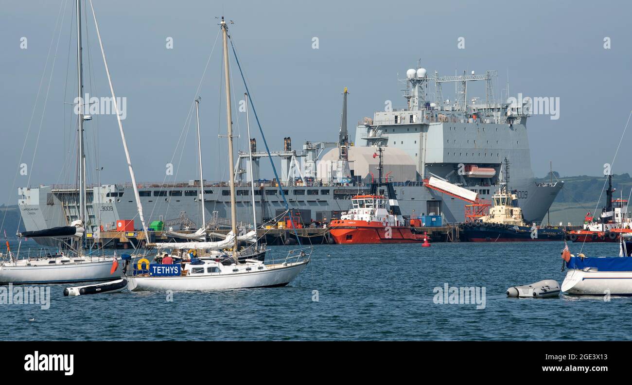 Falmouth, Cornwall, England, Großbritannien. 2021. RFA-Schiff Cardigan Bay ein Hafenschiff der Bay Class wird in Falmouth Harbour umgebaut und ist von Pleasure cr umgeben Stockfoto