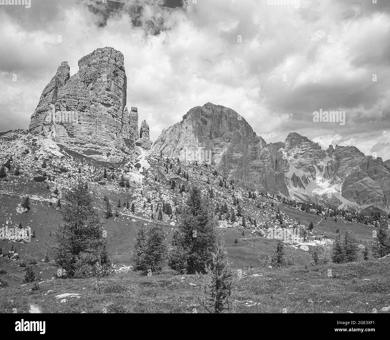 Diese Landschaft blickt auf den Berg Tofana di Rozes und die nicht zu versäumenden Satellitengipfel der Cinque Torri, die 5 Finger, in der Tofana-Region der italienischen Dolomiten, nicht weit vom Ferienort Cortina d'Ampezzo entfernt Stockfoto