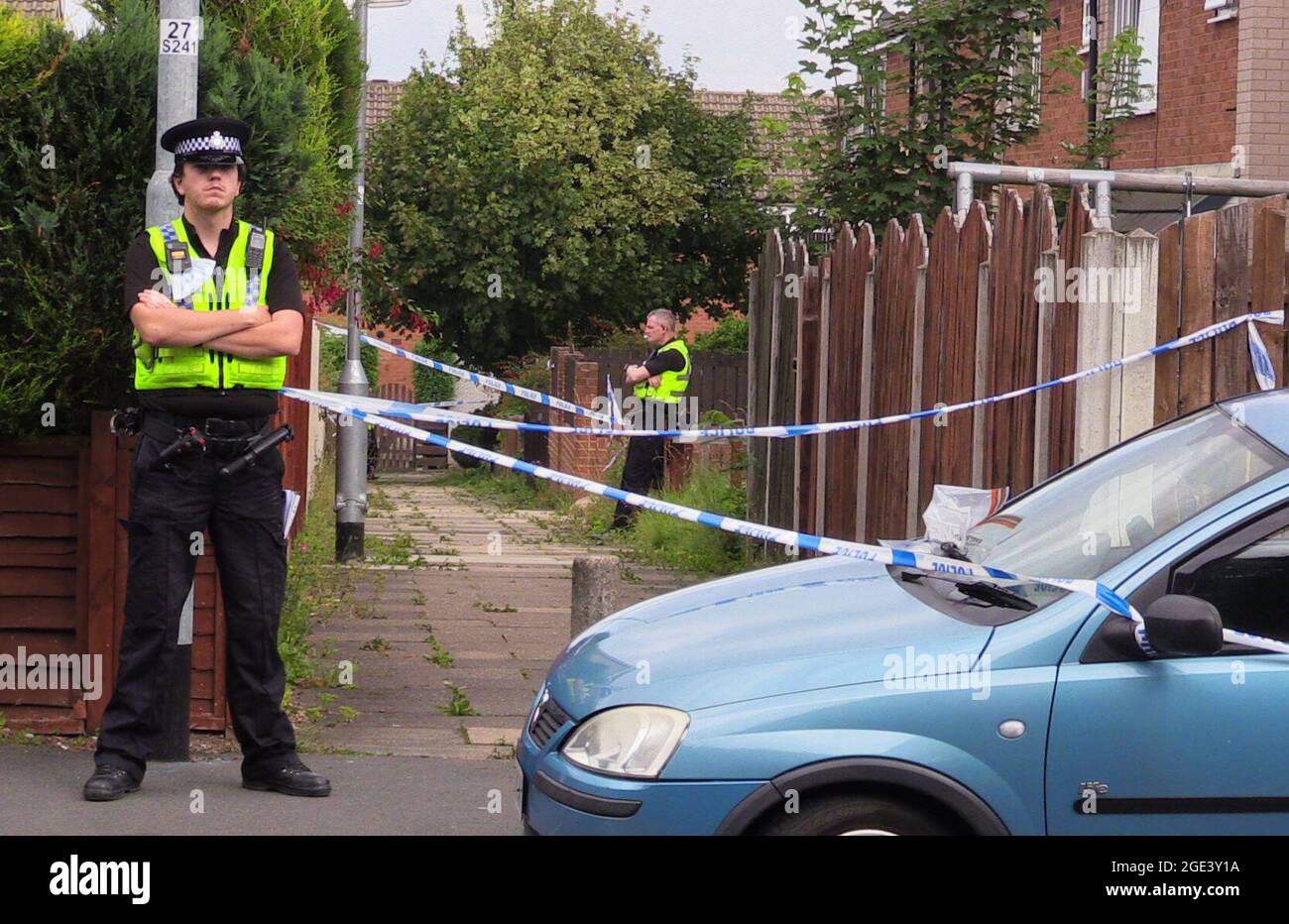 Polizeibeamte am Tatort in Naburn Fold, im Stadtteil Whinmoor von Leeds, nach Eileen Barrott, wurden auf einem Grundstück tot aufgefunden. Bilddatum: Montag, 16. August 2021. Stockfoto