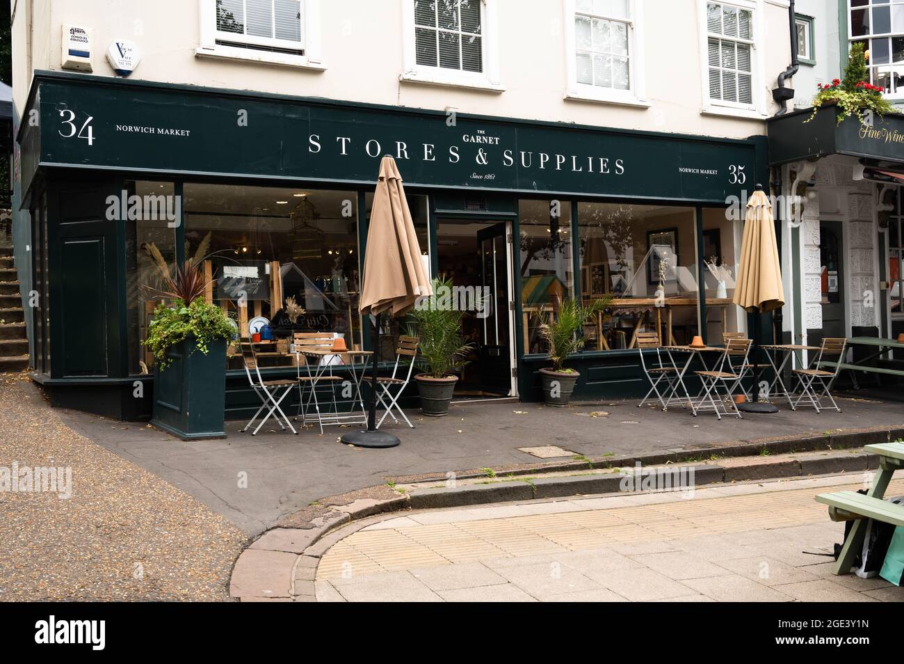 Ein Blick auf den Garnet Stores and Supplies Geschenkeladen und auf den Norwich Market Place Norwich Stockfoto