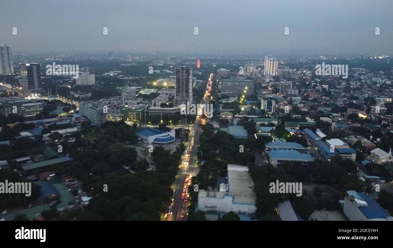 Quezon City, Philippinen. August 2021. Drohnenbild von EDSA, Quezon City während der Enhanced Community Quarantine in NCR, wo öffentliche Verkehrsmittel auf den Straßen erlaubt waren, um wichtige Arbeitskräfte zu versorgen. (Foto von Sherbien Dacalanio/Pacifric Press) Quelle: Pacific Press Media Production Corp./Alamy Live News Stockfoto