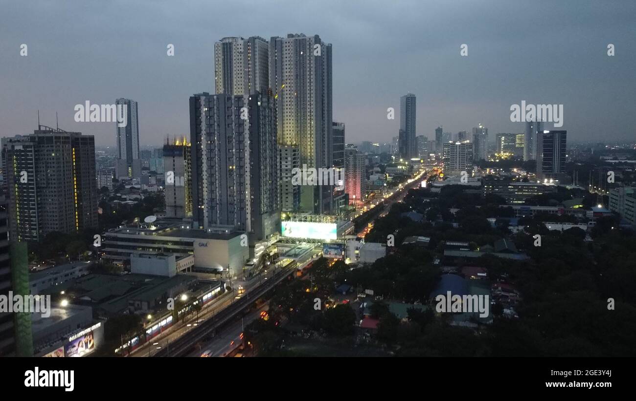 Quezon City, Philippinen. August 2021. Drohnenbild von EDSA, Quezon City während der Enhanced Community Quarantine in NCR, wo öffentliche Verkehrsmittel auf den Straßen erlaubt waren, um wichtige Arbeitskräfte zu versorgen. (Foto von Sherbien Dacalanio/Pacifric Press) Quelle: Pacific Press Media Production Corp./Alamy Live News Stockfoto