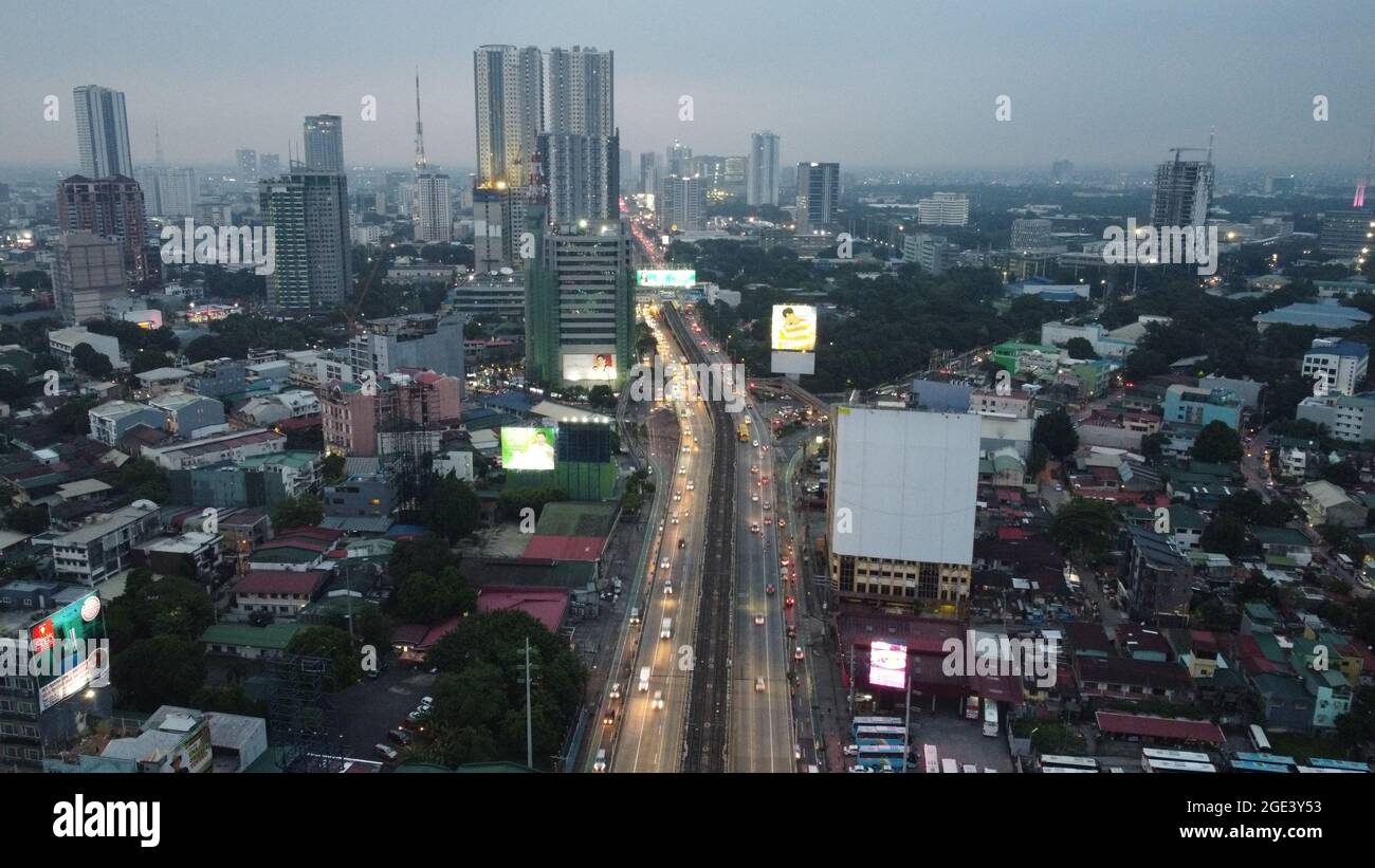 Quezon City, Philippinen. August 2021. Drohnenbild von EDSA, Quezon City während der Enhanced Community Quarantine in NCR, wo öffentliche Verkehrsmittel auf den Straßen erlaubt waren, um wichtige Arbeitskräfte zu versorgen. (Foto von Sherbien Dacalanio/Pacifric Press) Quelle: Pacific Press Media Production Corp./Alamy Live News Stockfoto