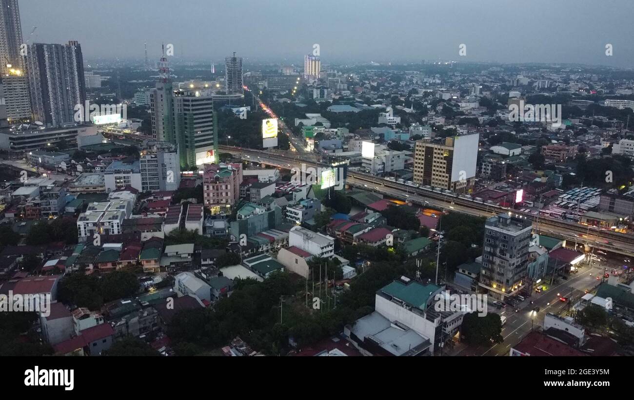 Quezon City, Philippinen. August 2021. Drohnenbild von EDSA, Quezon City während der Enhanced Community Quarantine in NCR, wo öffentliche Verkehrsmittel auf den Straßen erlaubt waren, um wichtige Arbeitskräfte zu versorgen. (Foto von Sherbien Dacalanio/Pacifric Press) Quelle: Pacific Press Media Production Corp./Alamy Live News Stockfoto