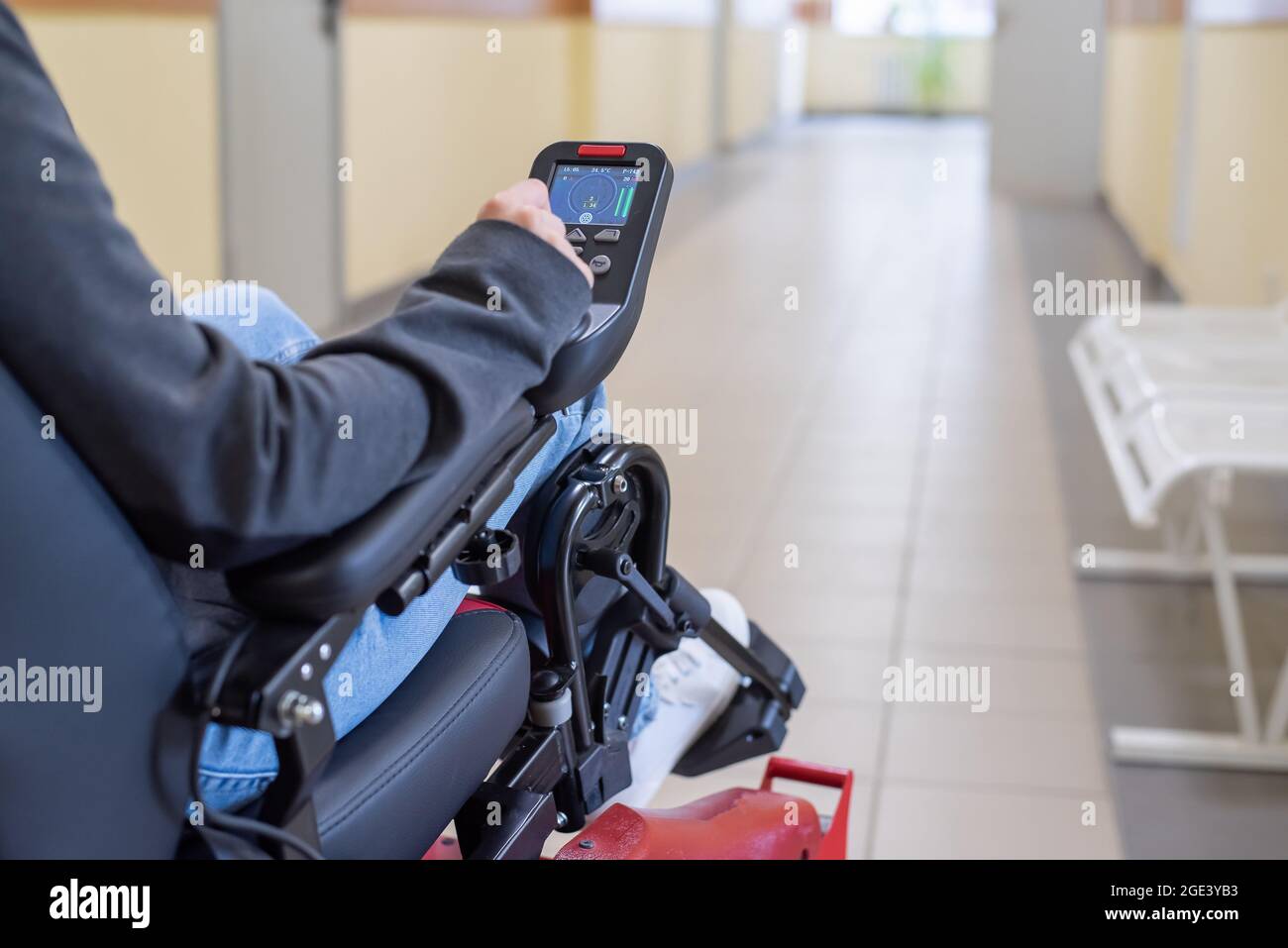 Nahaufnahme einer weiblichen Hand am Steuergriff eines elektrischen Rollstuhls Stockfoto