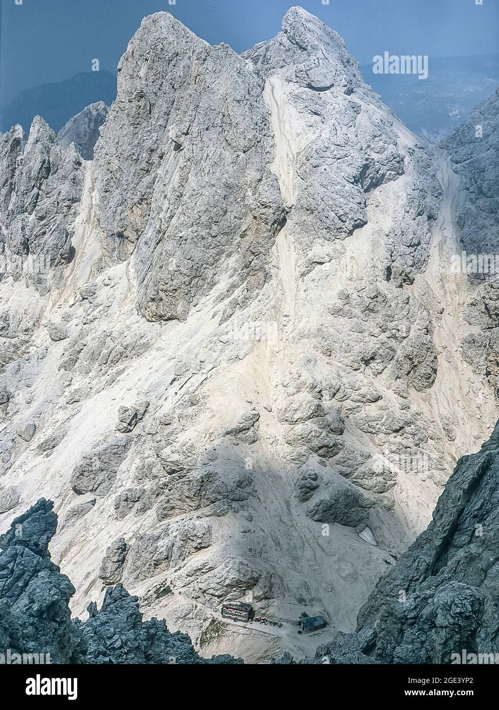 Es handelt sich um die private Berghütte am Principe-Pass, die vom imposanten Gipfel des Kesselkogels in der Rosengarten-Dolomiten-Region der italienischen Dolomiten, Südtirol, aus der Nähe gesehen wird Stockfoto