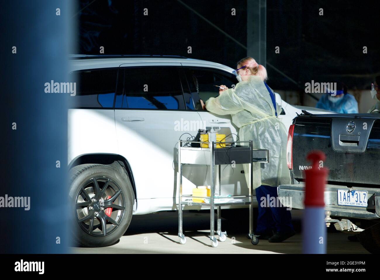 MELBOURNE, AUSTRALIEN - 14. Aug 2021: Fahrt in einem Covid-19-Impfzentrum, das während der Sperrung Melbournes in Melton eingerichtet wurde. Fahrer in Autos erhalten Corona Stockfoto