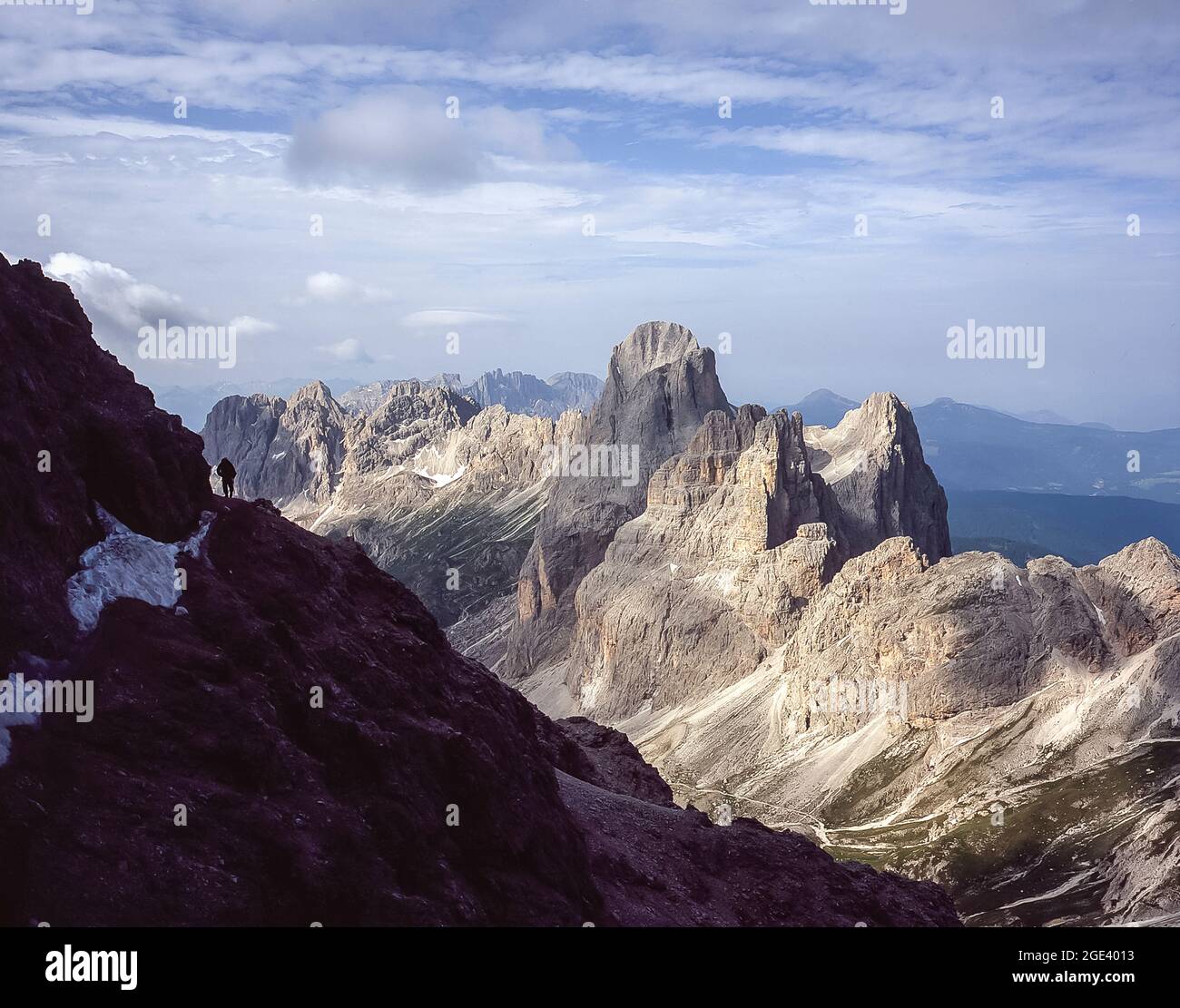 Dieser Blick auf die Rosengarten Spitze und den Santner Pass ist die private Berghütte Passo Principei in der Nähe des imposanten Kesselkogels in der Sexton-Sextner Dolomitenregion der italienischen Dolomiten, der Südtiroler Südtirol Stockfoto