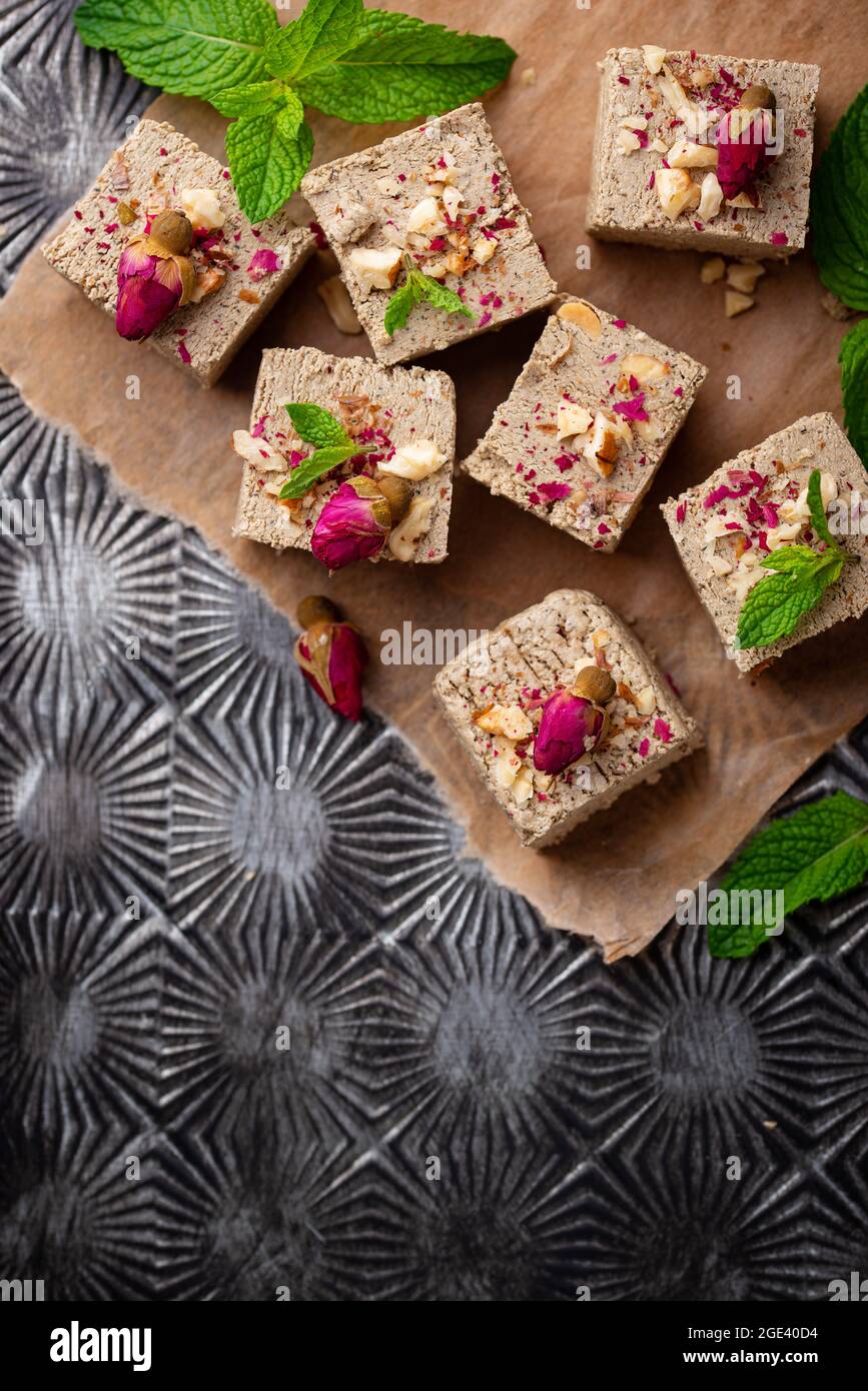 Halva mit Rosenblatt und Nüssen. Stockfoto