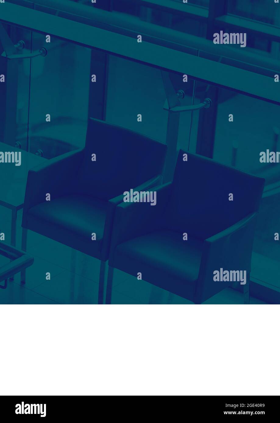 Komposition aus dunklem Licht über Stühlen in leerem Büro Stockfoto