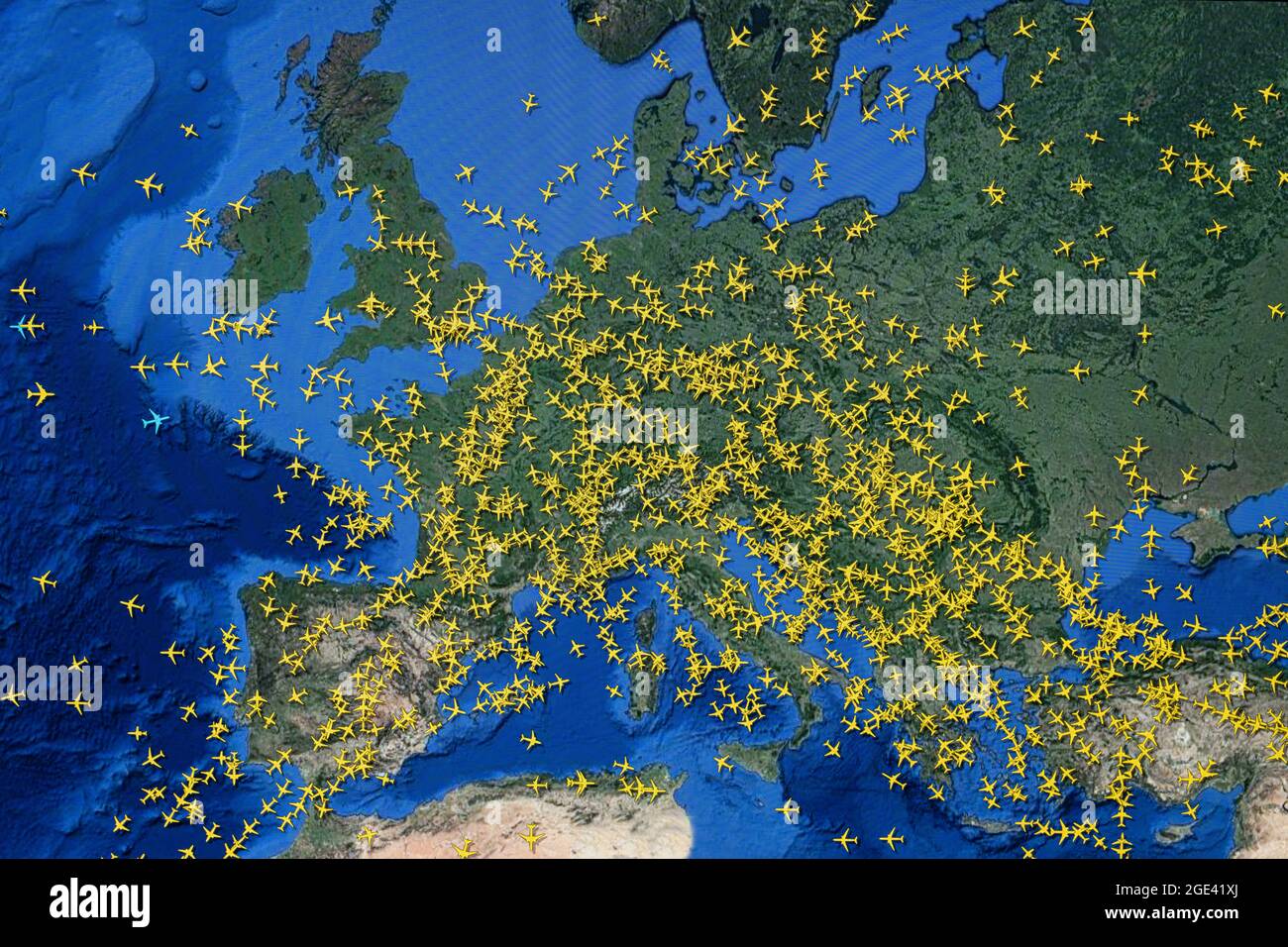 Karte des Flugverkehrs über dem Himmel Europas Stockfoto