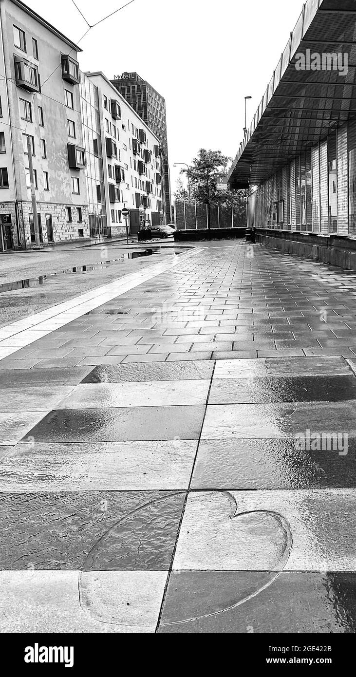 Eine Straßenszene mit Fokus auf der Seite eines Gebäudes. Hochwertige Fotos Stockfoto