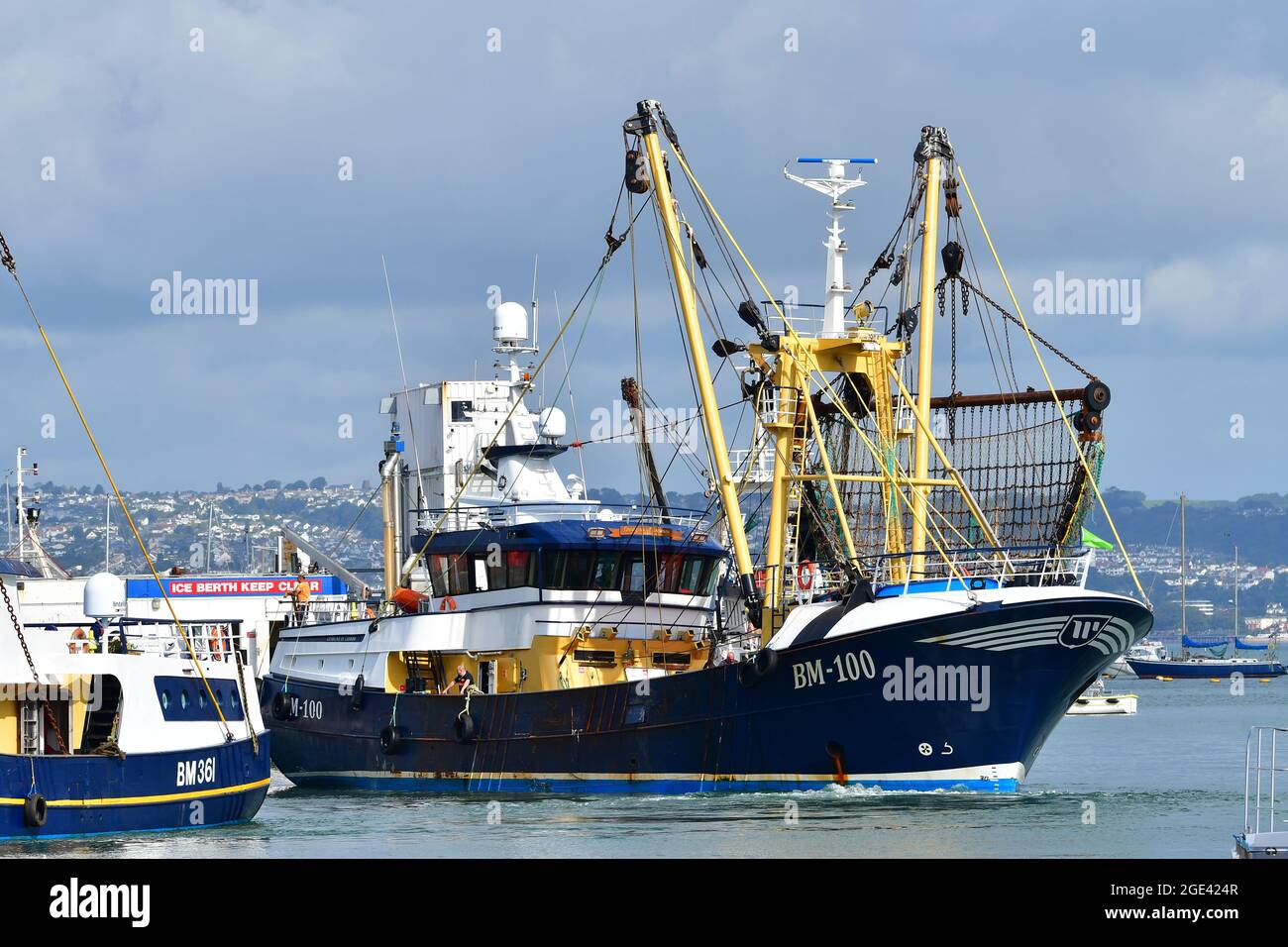 An einem milden frühen Morgen bei Flut, Brixhams erster neuester Trawler wird gesehen, wie er den Hafen von Brixham verlässt. Bildnachweis Robert Timoney/AlamyStockPhoto Stockfoto