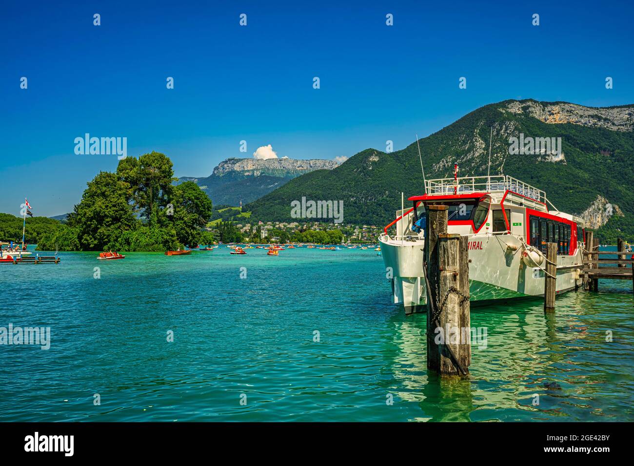 Boot für den Transport von Touristen auf Tour auf dem See Annecy. Annecy, Département Savoie, Region Auvergne-Rhône-Alpes, Frankreich, Europa Stockfoto