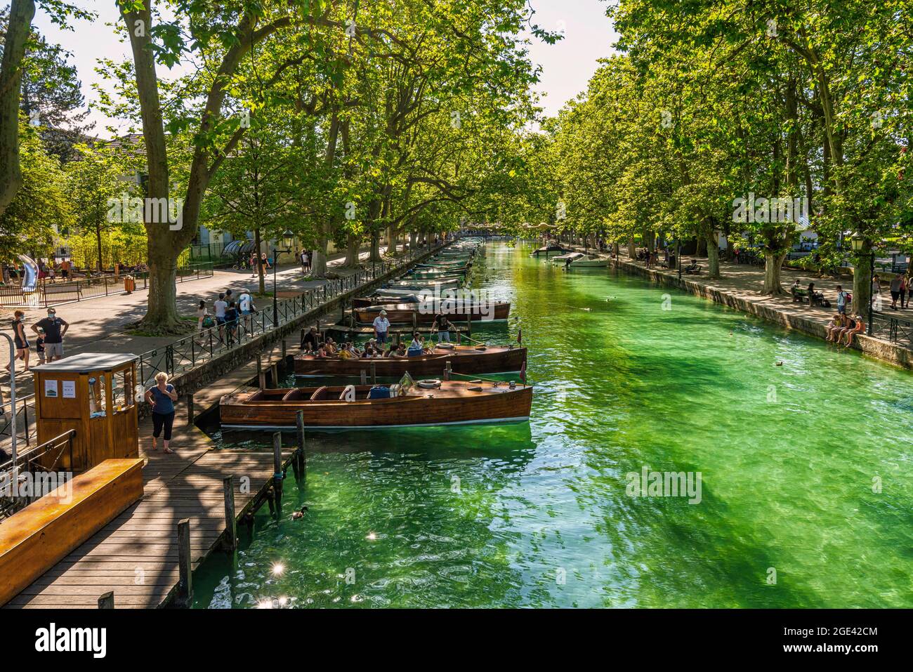 Touristische Landung auf dem Canal du Vassè.Diese Anlegestellen sind mit jahrhundertealten Platanen bedeckt, mit direktem Blick auf die Pont des Amours.Annecy, Frankreich Stockfoto