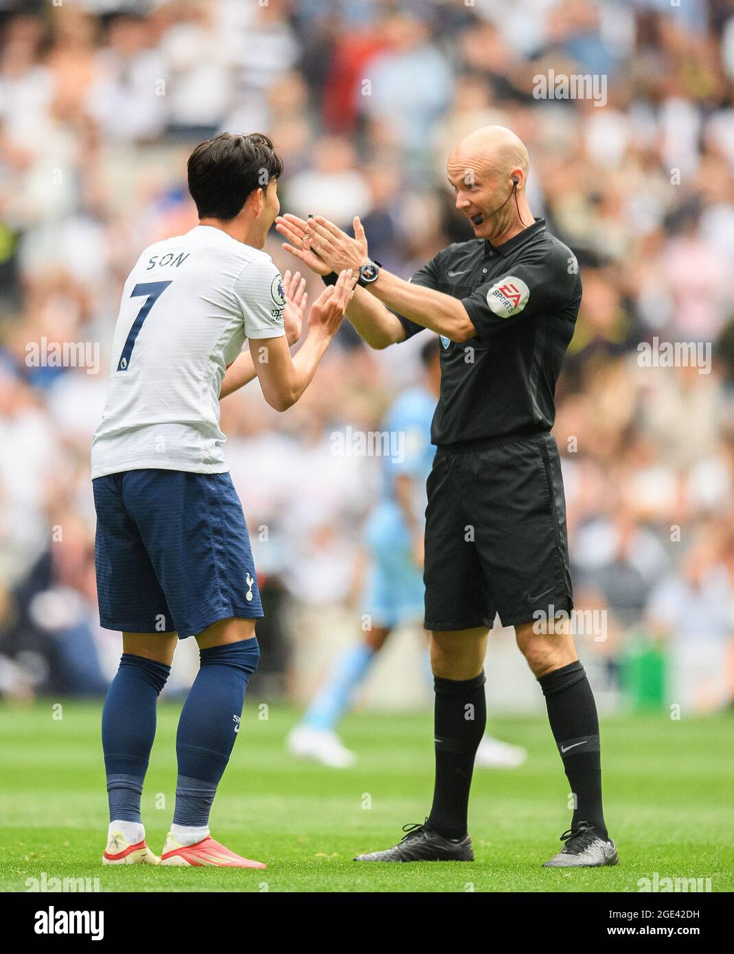 Tottenham Hotspur Stadium, London, Großbritannien. August 2021. Son Heung Min bittet Schiedsrichter Anthony Taylor, während des Spiels der Premier League im Tottenham Hotspur Stadium, London, eine Ecke A zu geben. Stockfoto