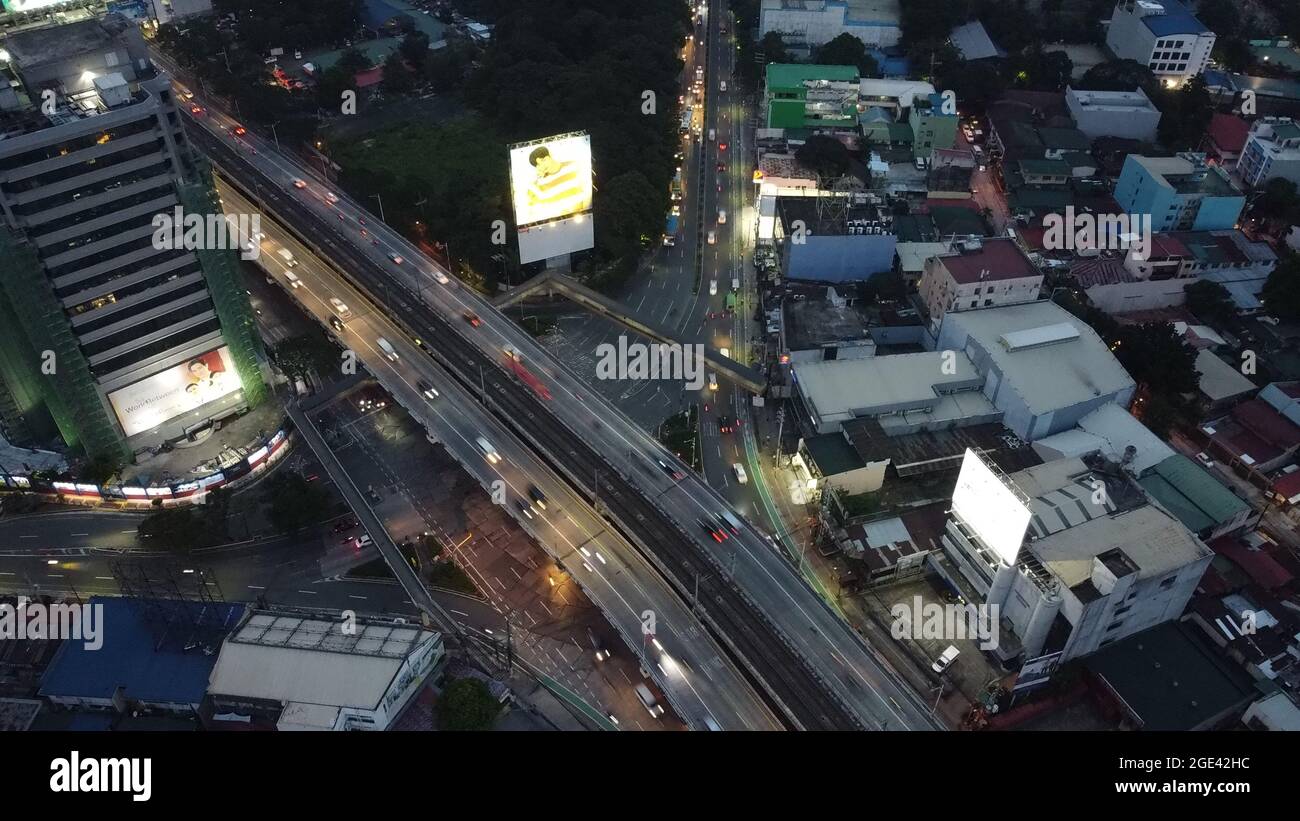 Quezon City, Philippinen. August 2021. Drohnenbild von EDSA in Quezon City, Philippinen, am 16. August 2021. Während der erweiterten Quarantäne der Gemeinschaft in der NCR ist der öffentliche Verkehr auf der Straße erlaubt, um wichtige Arbeitskräfte zu versorgen. (Foto von Sherbien Dacalanio/Pacifric Press/Sipa USA) Quelle: SIPA USA/Alamy Live News Stockfoto