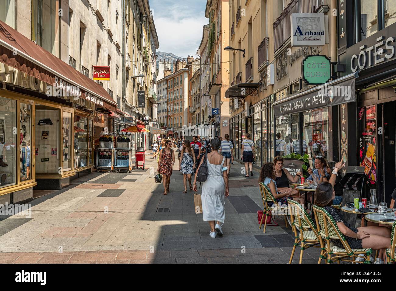 Touristen, die an einem Sommertag auf der Grande Rue in Grenoble spazieren gehen. Grenoble, Departement Isère, Region Auvergne-Rhône-Alpes, Frankreich, Europa Stockfoto