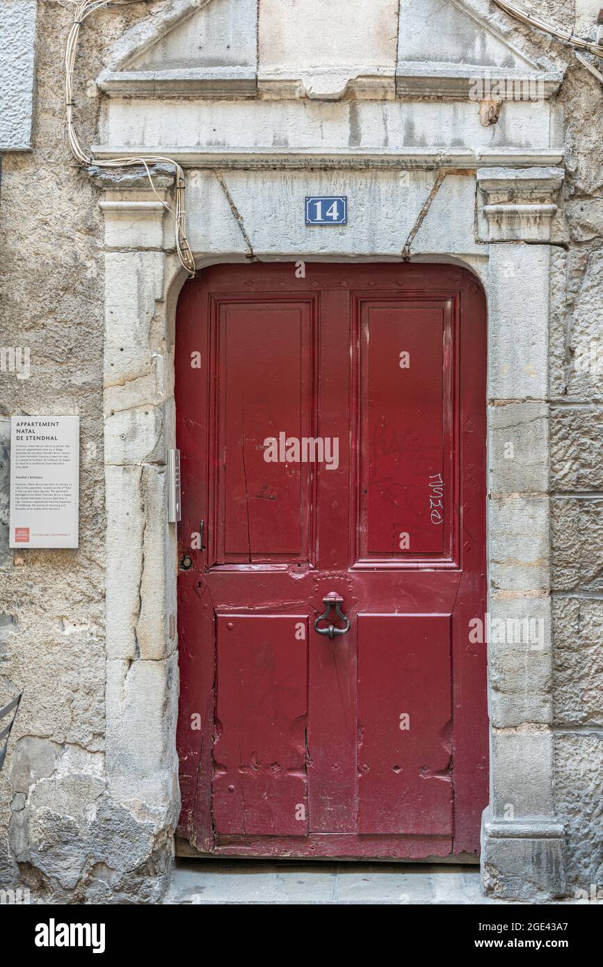 Die rote Tür des Geburtshauses von Stendhal in Grenoble. Bezirk Grenoble, Departement Isère, Region Auvergne-Rhône-Alpes, Frankreich, Europa Stockfoto