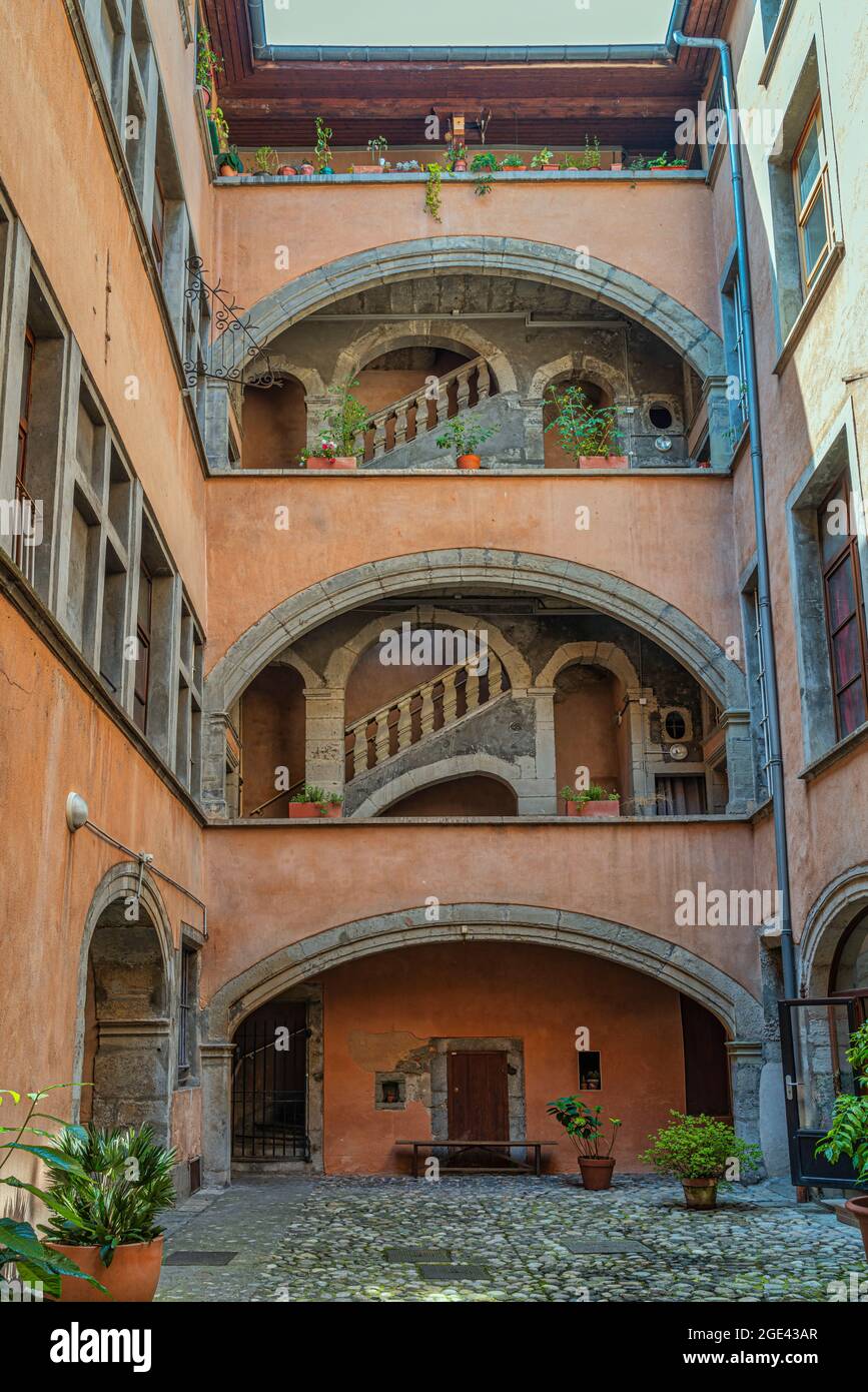 Die Loggia und die große Treppe des Vaucanson-Hauses in Grenoble sind heute ein französisches historisches Denkmal. Grenoble, Frankreich Stockfoto
