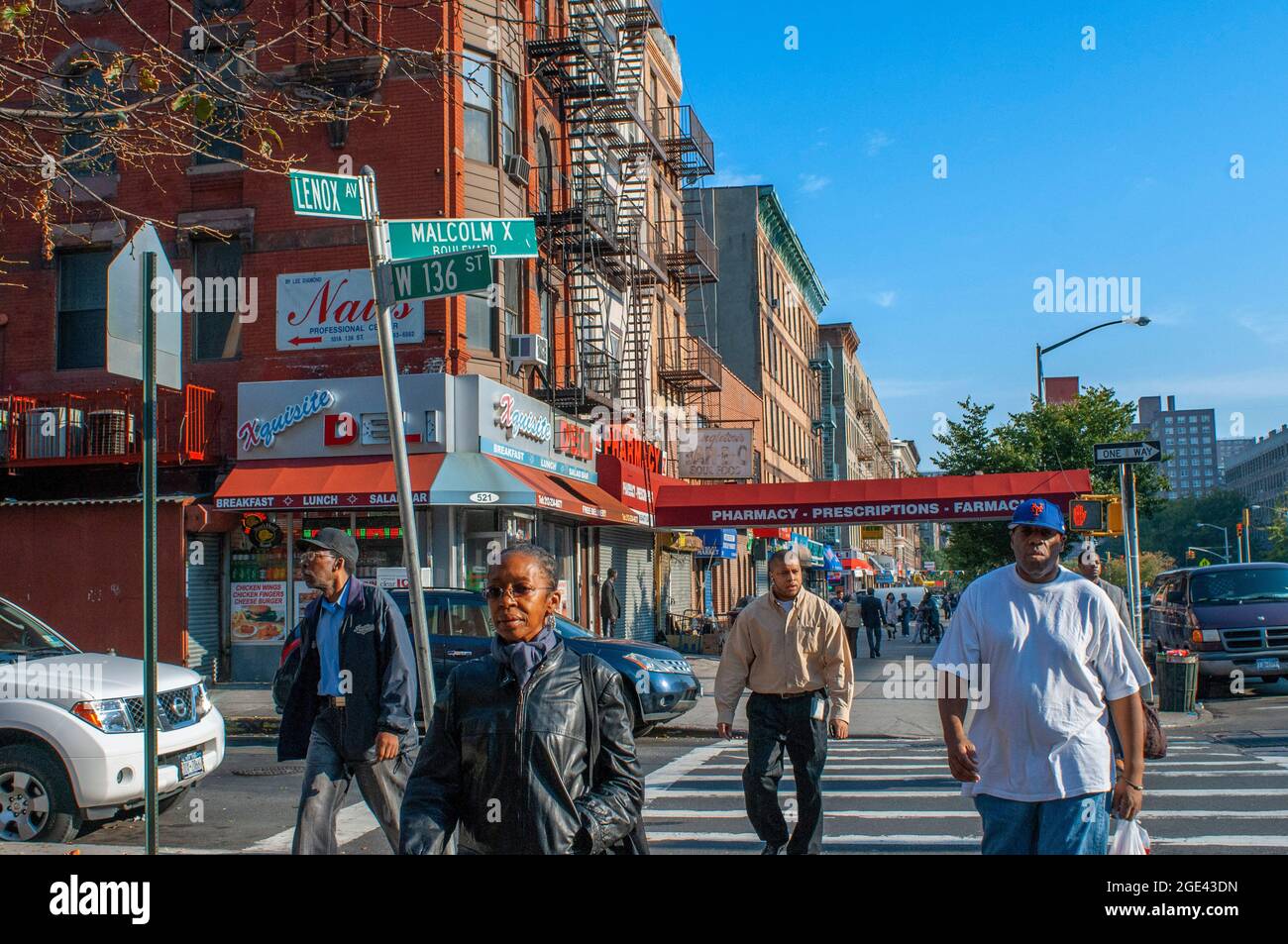 Geschäfte und Gebäude in der Harlem Street am Malcolm X Boulevard und der Lenox Avenue in Harlem in Manhattan in NYC, USA Stockfoto