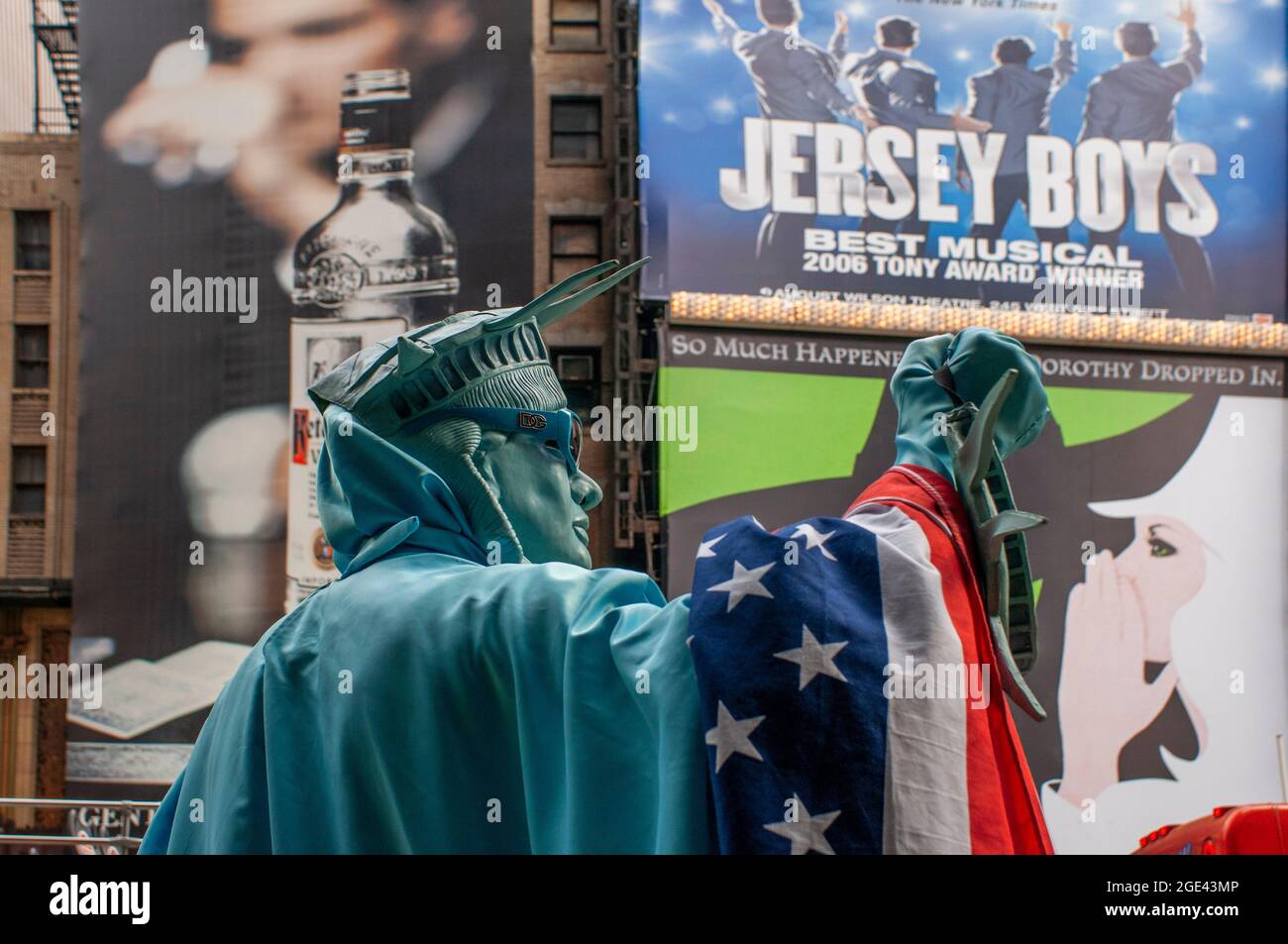 In der Nähe des Times Square ist eine menschliche Statue in der Freiheitsstatue mit einem Kind abgebildet. Wenn wir gute Fotos vom Times Square wollen, können wir in die Bar gehen o Stockfoto