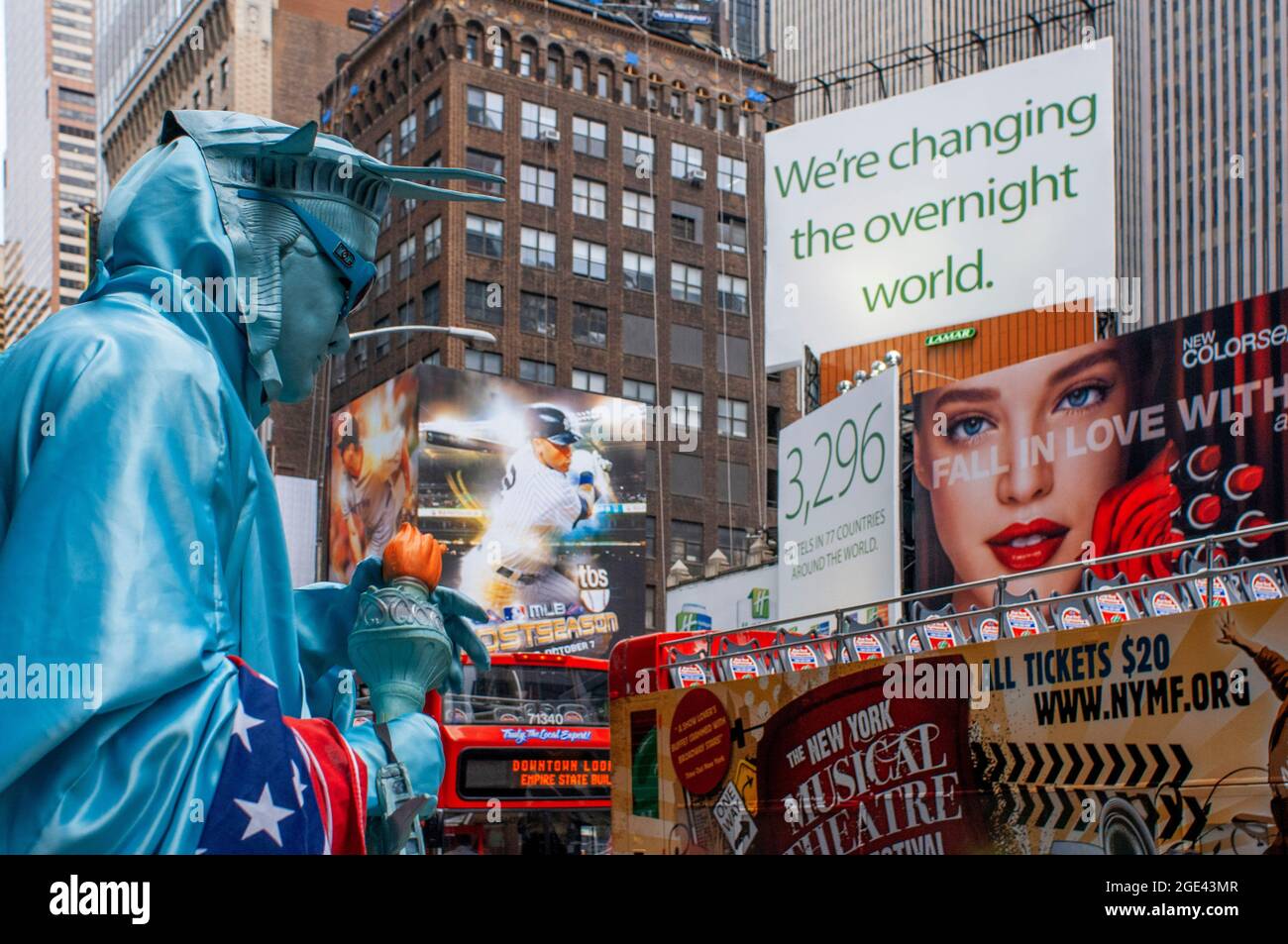 In der Nähe des Times Square ist eine menschliche Statue in der Freiheitsstatue mit einem Kind abgebildet. Wenn wir gute Fotos vom Times Square wollen, können wir in die Bar gehen o Stockfoto