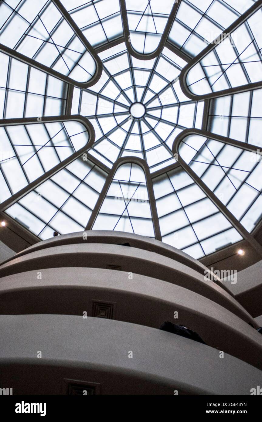 Großes Atrium innerhalb des Guggenheim-Museums in Manhattan, New York City, USA, Nordamerika Stockfoto