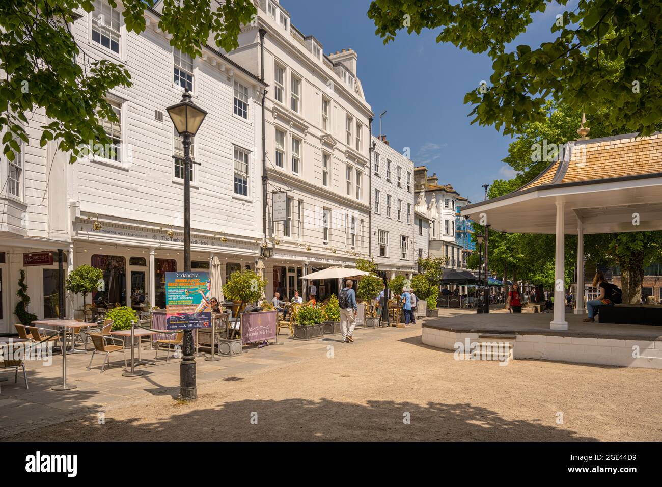 Gebäude rund um die Pantiles, ein georgianisches Einkaufsviertel mit Kolonnaden in der Nähe der Chalybeate Spring in Tunbridge Wells Kent. Stockfoto