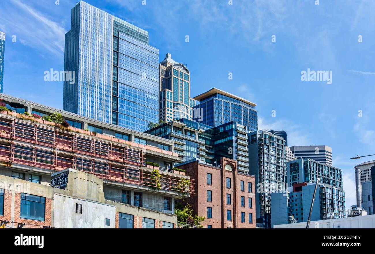 Seattle Wolkenkratzer vom Wasser aus. Stockfoto