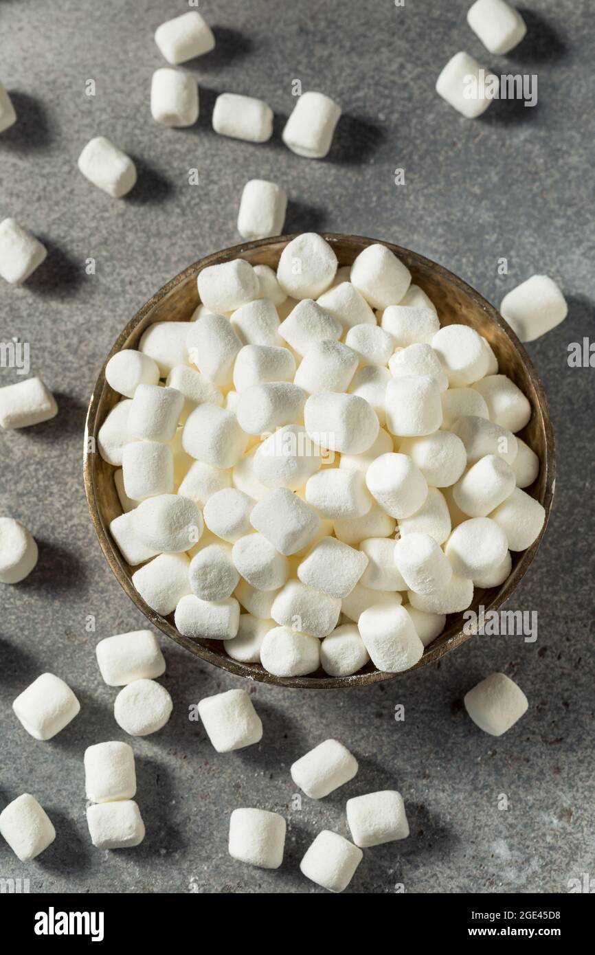 Ungesunde zuckerhaltige weiße Mini-Marshallows in einer Schüssel Stockfoto