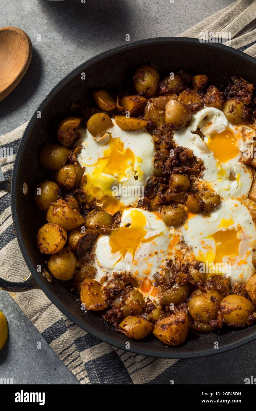 Hausgemachte mexikanische Huevos Rotos Eier und Kartoffeln mit Chorizo Stockfoto