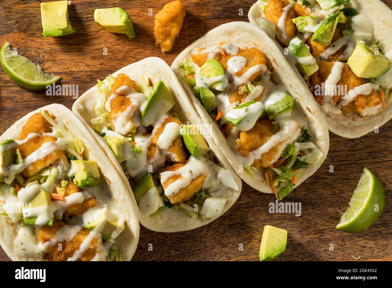 Hausgemachte gebratene Chicken Tacos mit Limette und Avocado Stockfoto