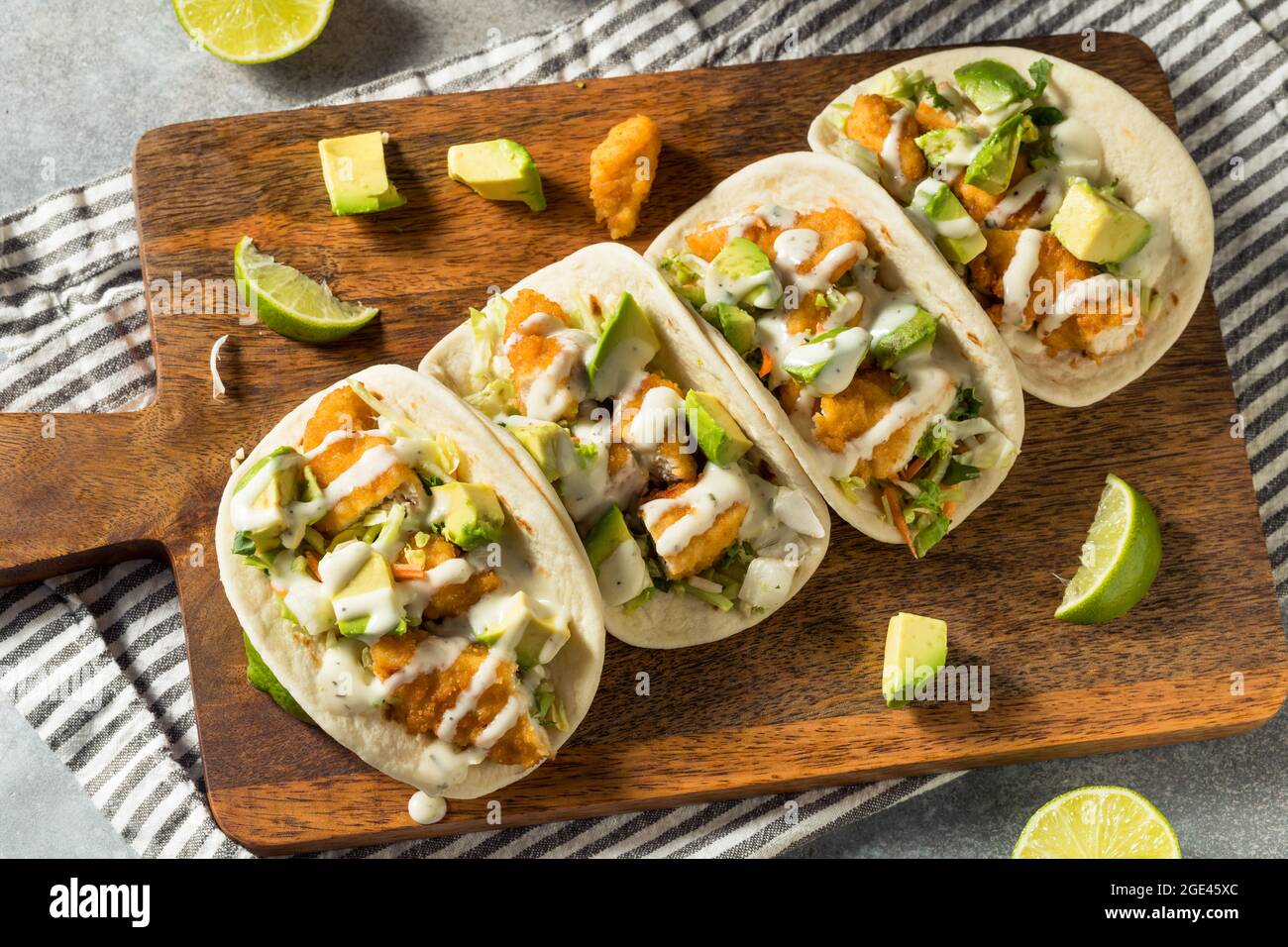 Hausgemachte gebratene Chicken Tacos mit Limette und Avocado Stockfoto