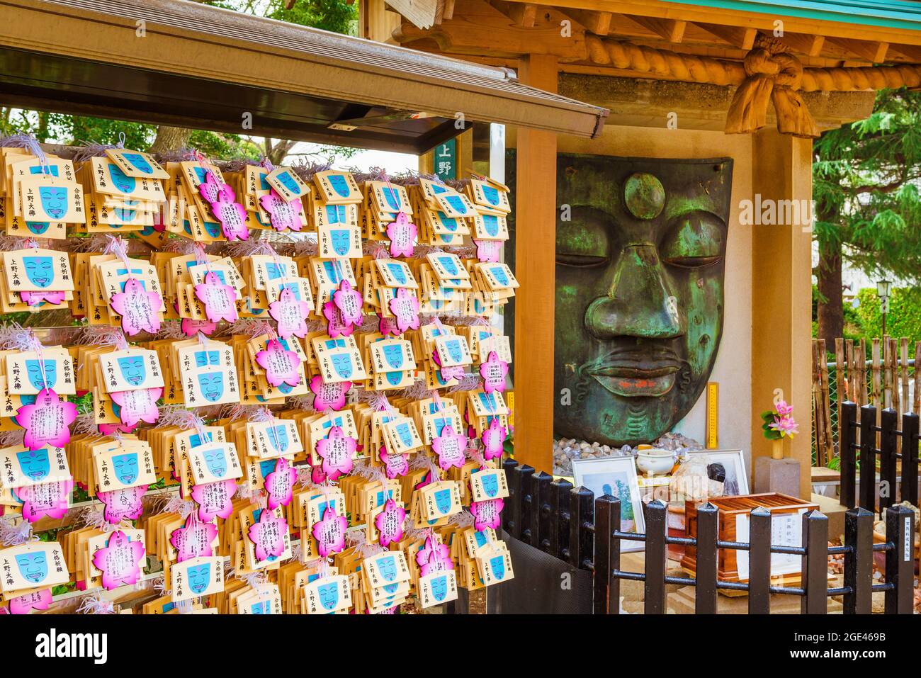 Das letzte Verbleib von Ueno, dem Großen Buddha, und Amulette mit den Gebeten der Menschen, im öffentlichen Park von Ueno, Tokio Stockfoto