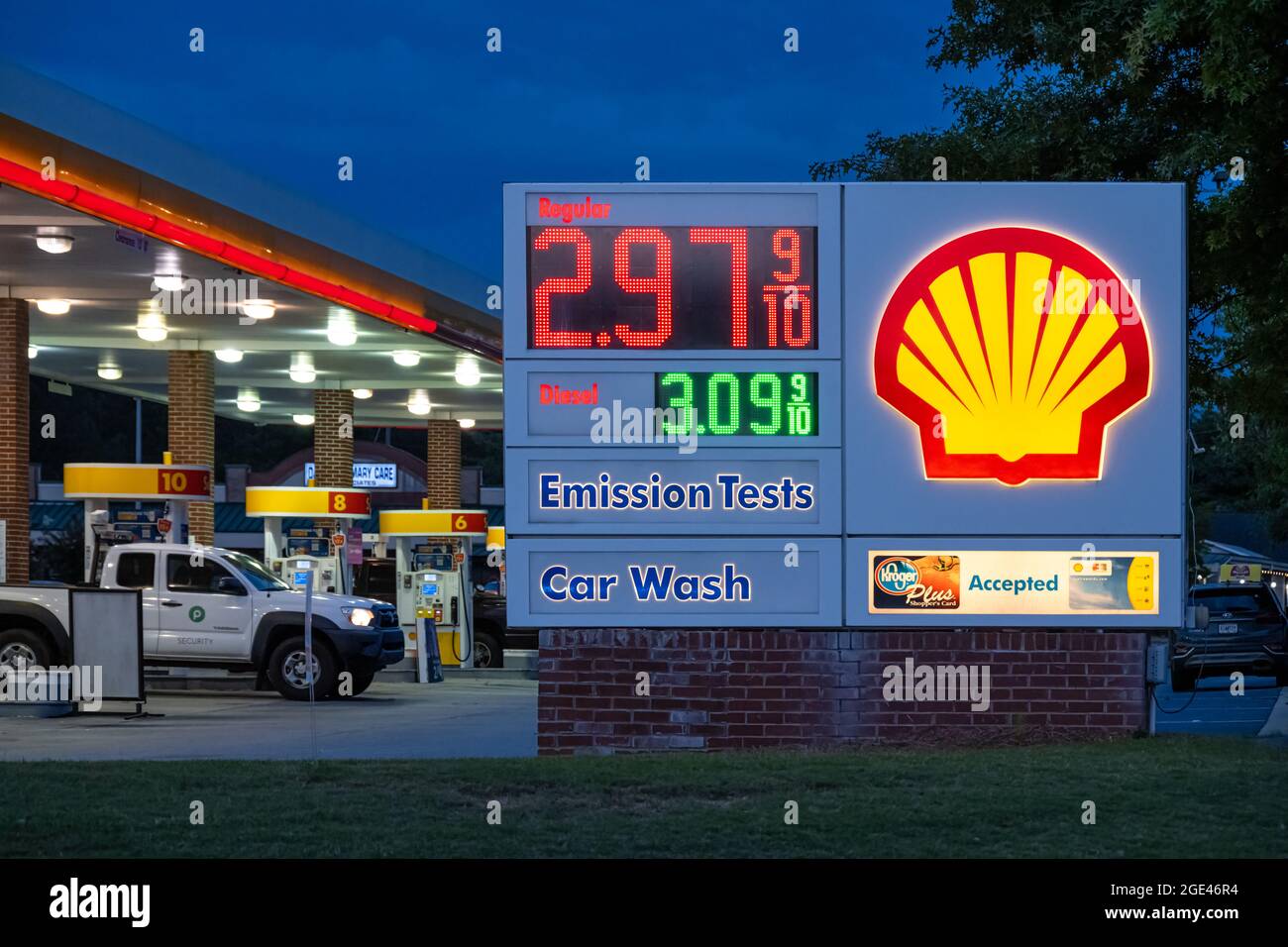 Shell-Tankstelle mit Beschilderung für Kraftstoffpreise in Dacula, Georgia. (USA) Stockfoto