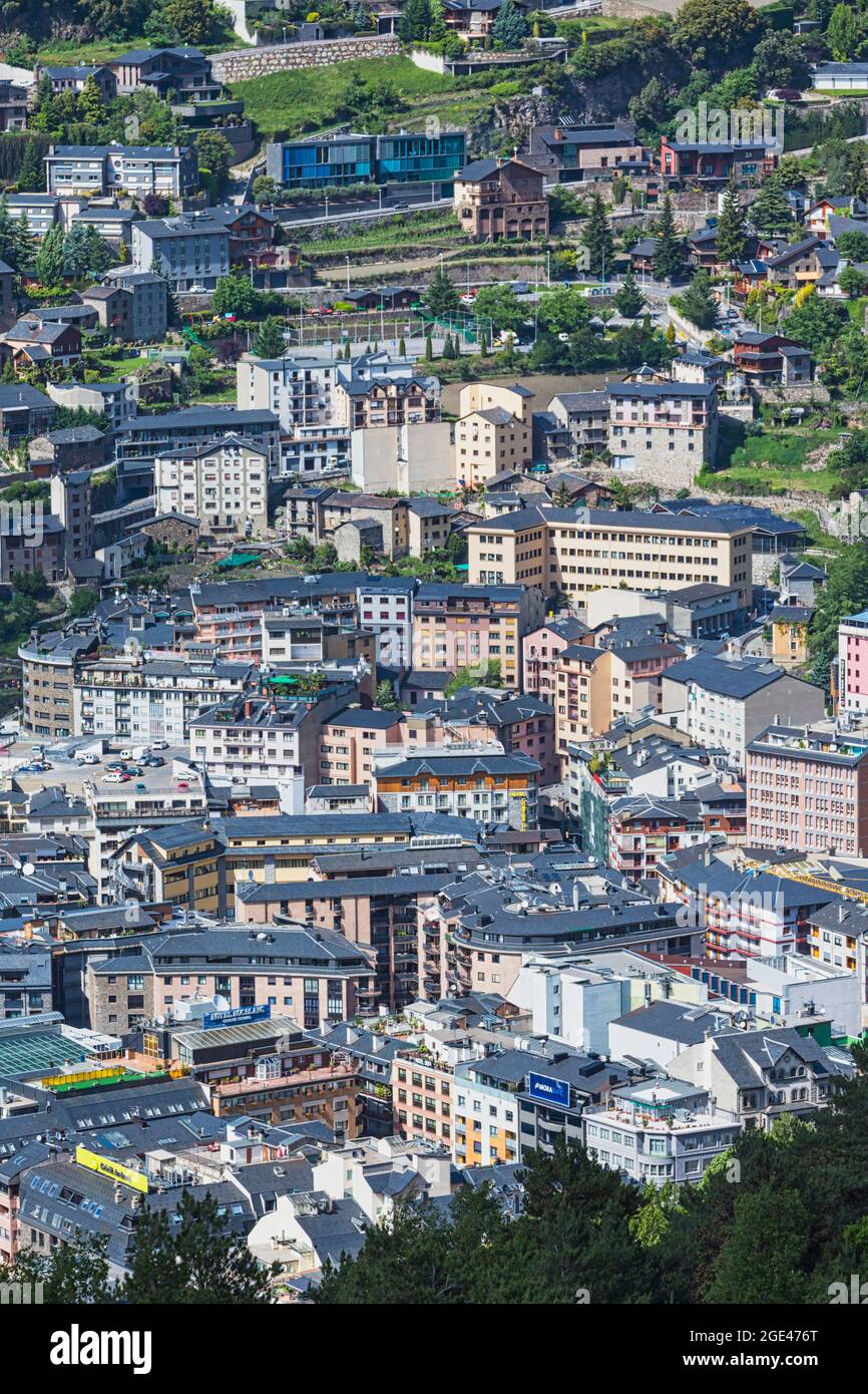 Andorra la Vella, Fürstentum Andorra. Blick von oben auf Les Escaldes, Teil des Stadtzentrums. Stockfoto