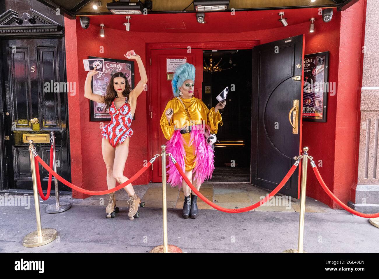 Kabarett- und Burlesque-Tänzer vor dem Midnight Lounge Strip Club, Soho, Brewer Street, London, Großbritannien Stockfoto