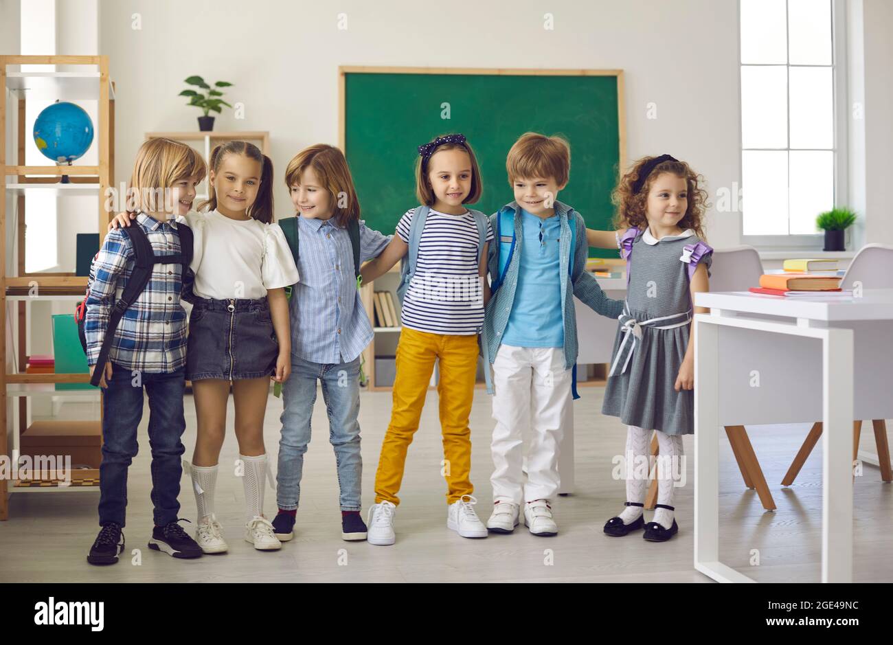 Porträt glücklicher Klassenkameraden, die in der Klasse stehen. Stockfoto