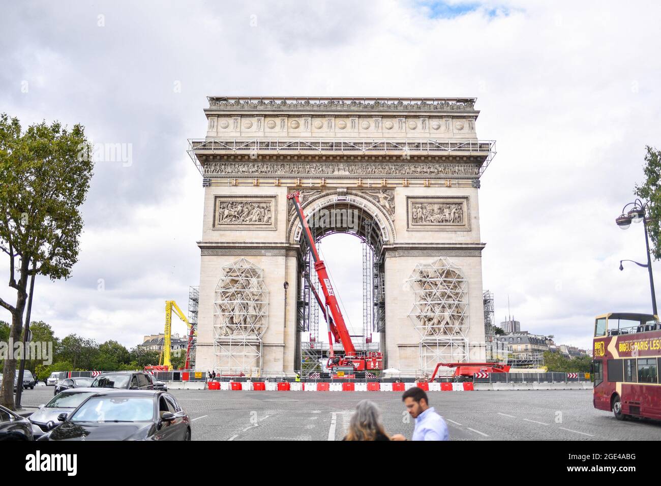 Die Verpackung des Arc de Triomphe, eines posthumen Werkes von Christo, wird am 16. August 2021 in Paris, Frankreich, fortgesetzt. Foto von Lionel Urman/ABACAPRESS.COM Stockfoto