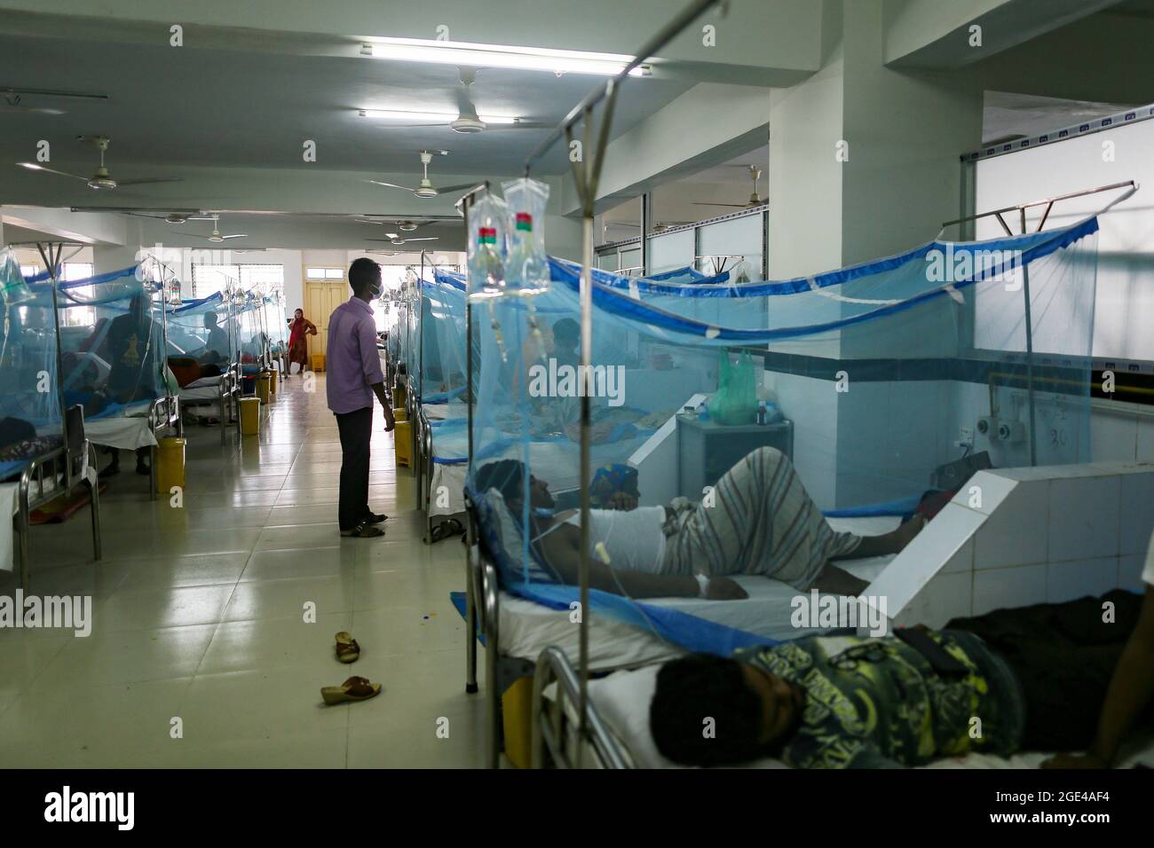 Dhaka, Bangladesch, 16. August 2021: Patienten mit Dengue-Fieber werden in einem speziellen Bereich zur Behandlung von Dengue-infizierten Patienten im Midfort Hospital behandelt.in den letzten 24 Stunden wurden mehr als 221 Patienten wegen eines positiven Dengue-Fiebers ins Krankenhaus eingeliefert. Die Gesamtzahl der Dengue-Patienten, die landesweit in Krankenhäuser aufgenommen wurden, beträgt 1,032 inmitten der neuen Delta-Variante von Covid-19. Kredit: Md. Mir Hossen Roney / Eyepix Group/Alamy Live News Stockfoto