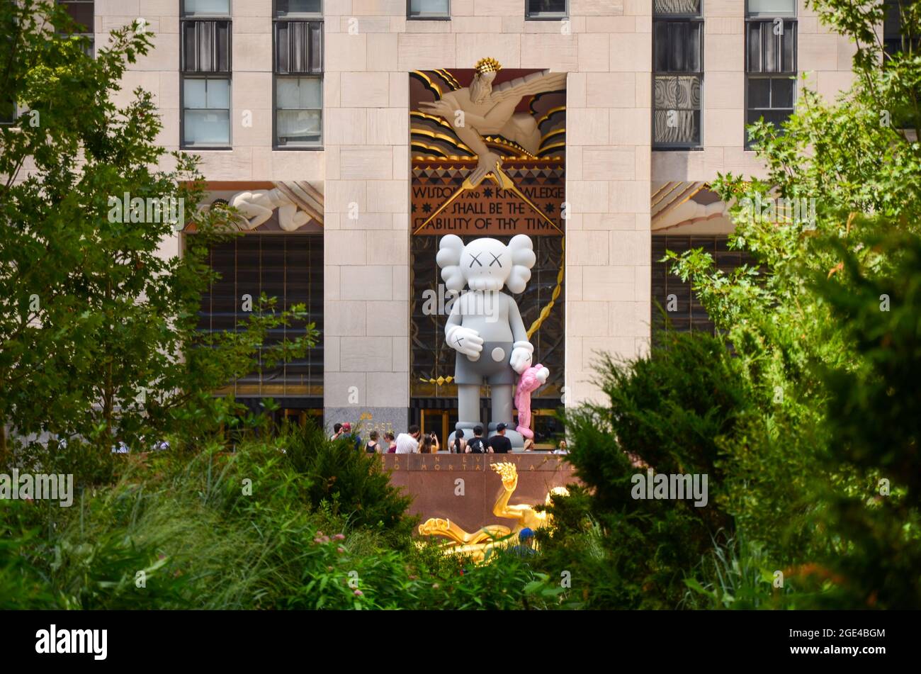 Das Rockefeller Center präsentierte bis zum 2. Oktober 2021 eine neue kommission mit dem Titel „Share“, eine Skulptur von KAWS auf dem Center Plaza des Rockefeller Centers. Stockfoto Das Rockefeller Center präsentierte bis zum 2. Oktober 2021 eine neue kommission mit dem Titel „Share“, eine Skulptur von KAWS auf dem Center Plaza des Rockefeller Centers. Stockfoto
