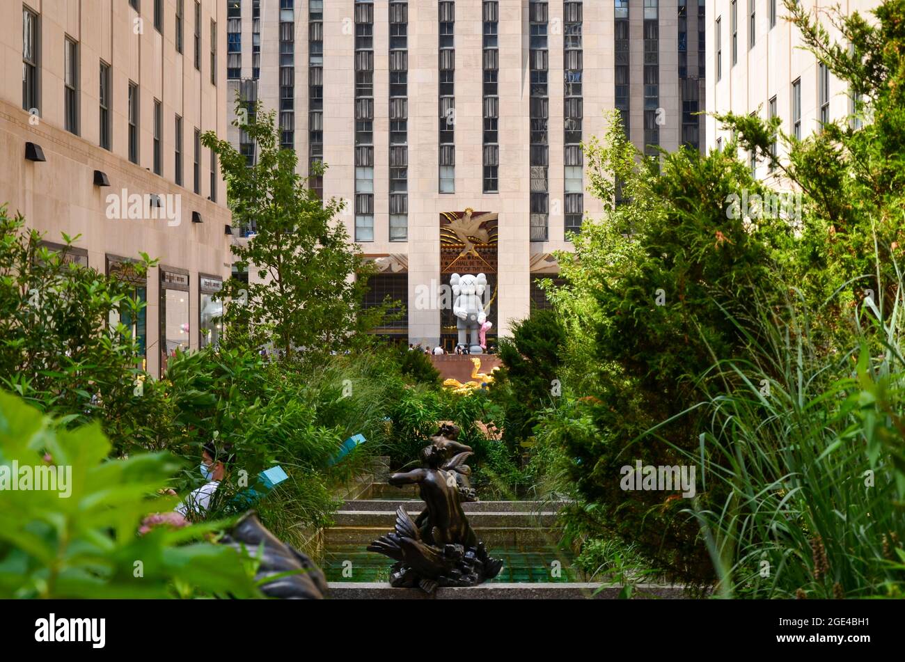 Das Rockefeller Center präsentierte bis zum 2. Oktober 2021 eine neue kommission mit dem Titel „Share“, eine Skulptur von KAWS auf dem Center Plaza des Rockefeller Centers. Stockfoto Das Rockefeller Center präsentierte bis zum 2. Oktober 2021 eine neue kommission mit dem Titel „Share“, eine Skulptur von KAWS auf dem Center Plaza des Rockefeller Centers. Stockfoto