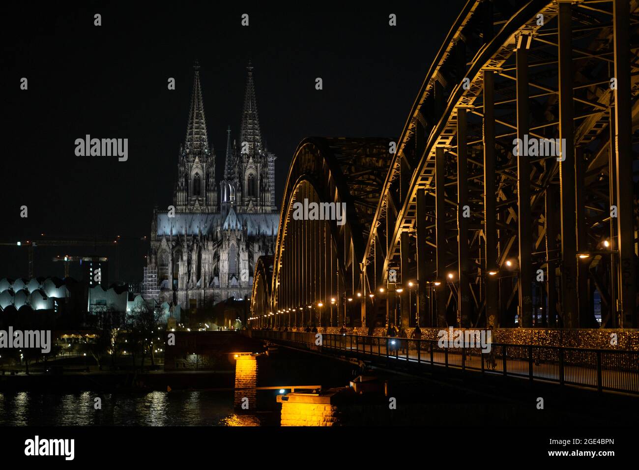 Skyline von köln bei Nacht Stockfoto