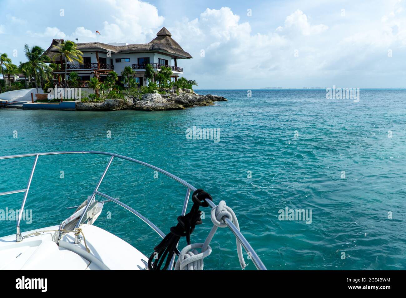Blick auf das karibische Anwesen von der Yacht auf das Meer Stockfoto