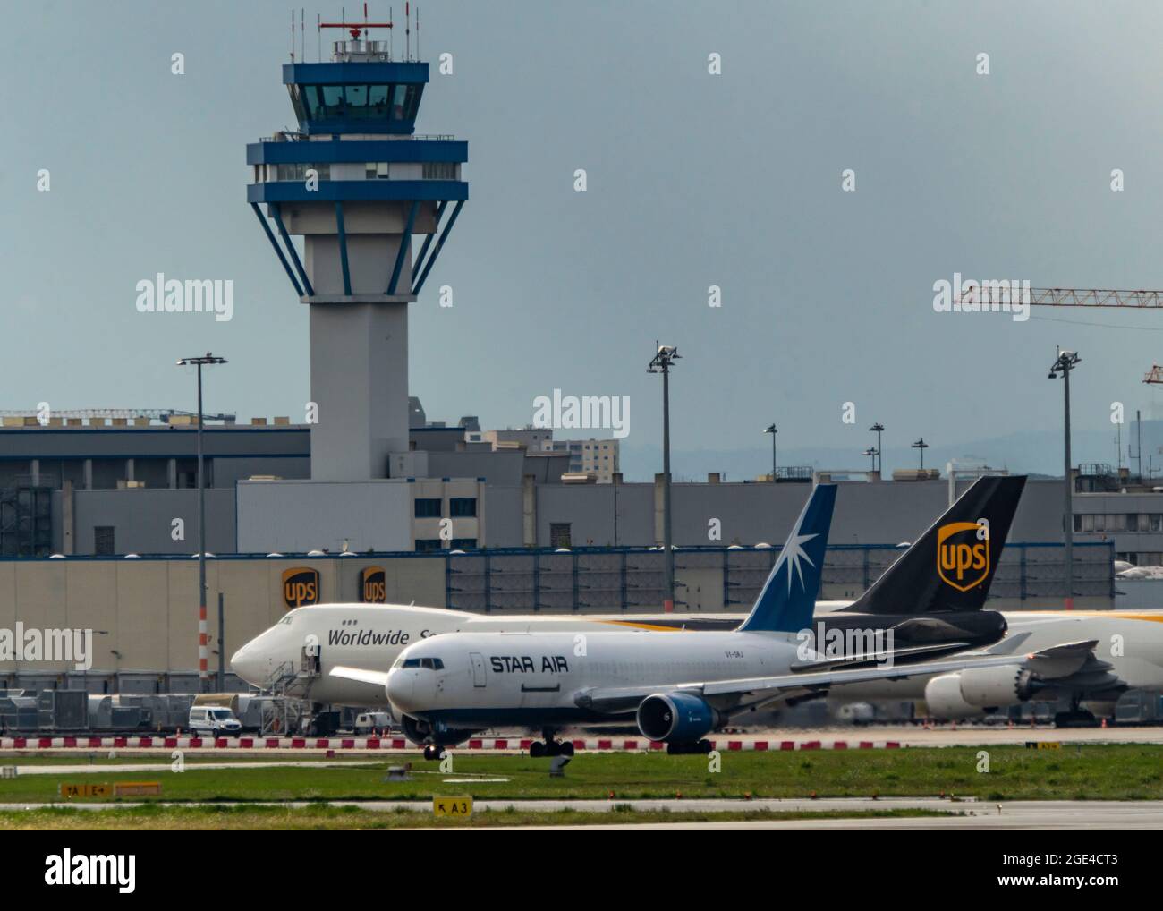 Star Air Frachter, Danish Cargo Airline, Boeing 767-200, auf dem Rollweg, UPS Cargo Center, Köln-Bonn Airport, CGN, NRW, Deutschland Stockfoto