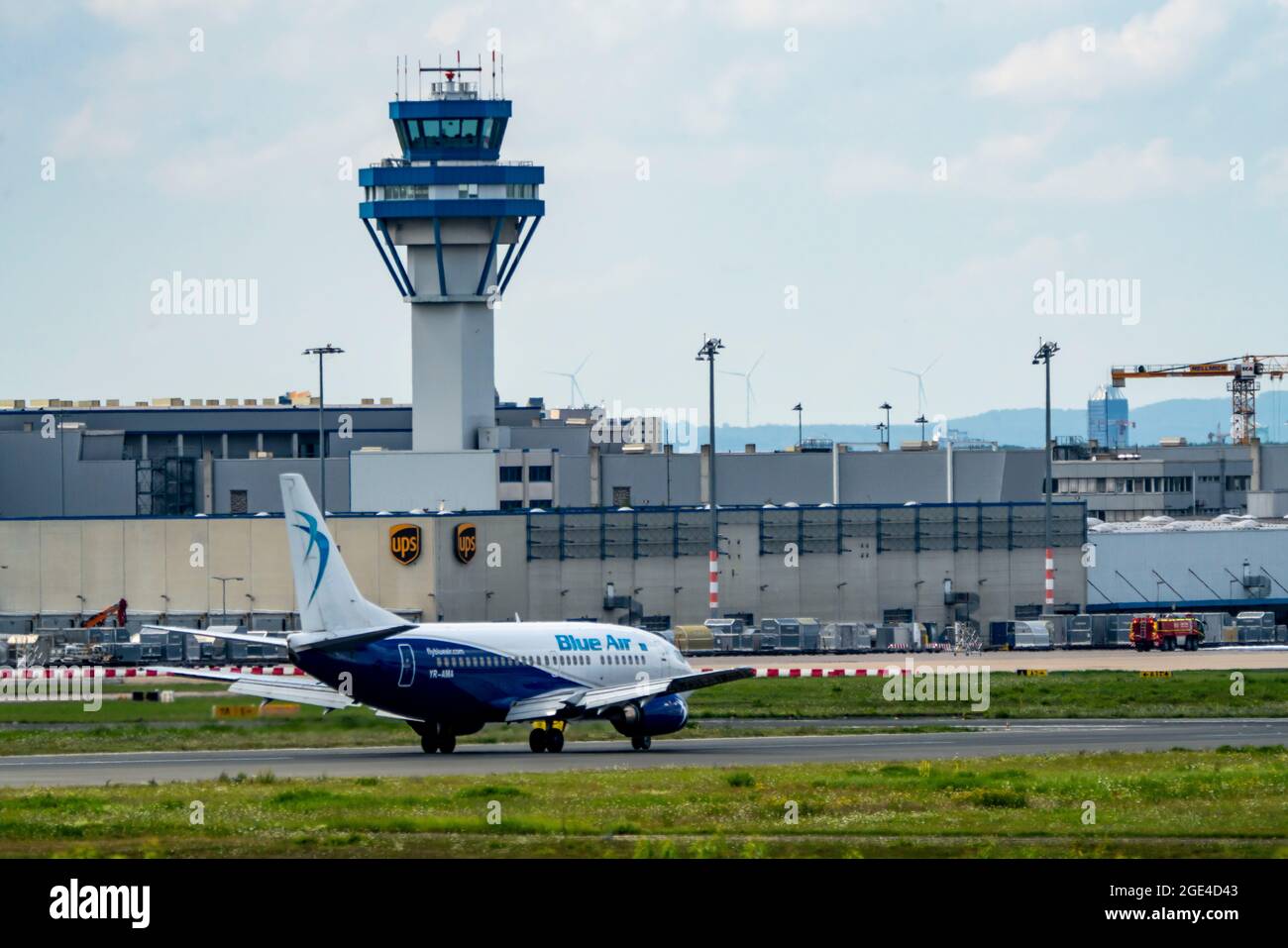 Flughafen Köln-Bonn, CGN, Rumänische Fluggesellschaft, Blue Air, Boeing 737-500, Nach der Landung Skyline, Kölner Dom, Köln, NRW, Deutschland Stockfoto